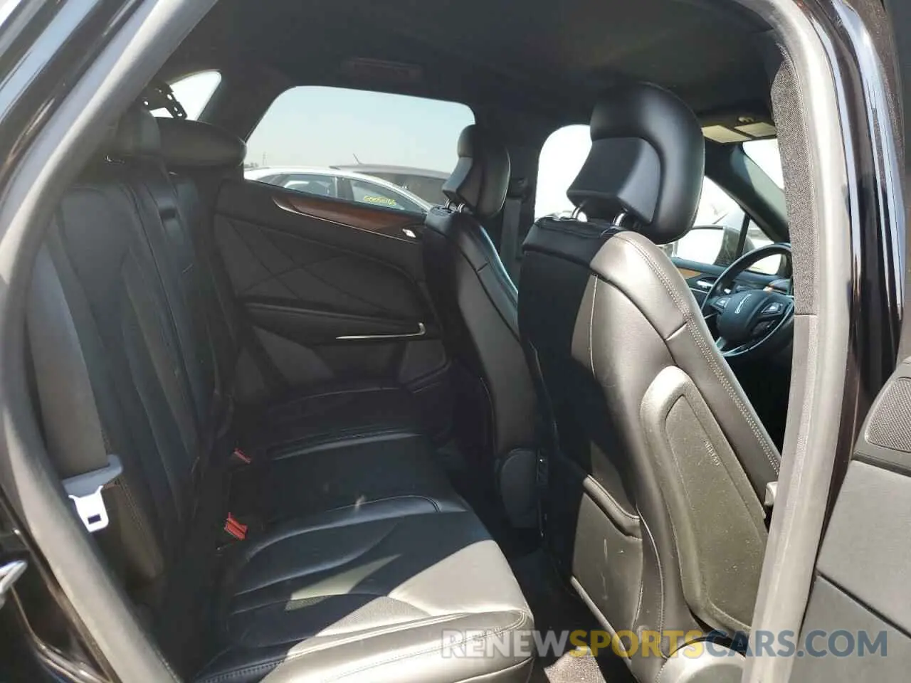 10 Photograph of a damaged car 5LMCJ2C94KUL03674 LINCOLN MKC 2019