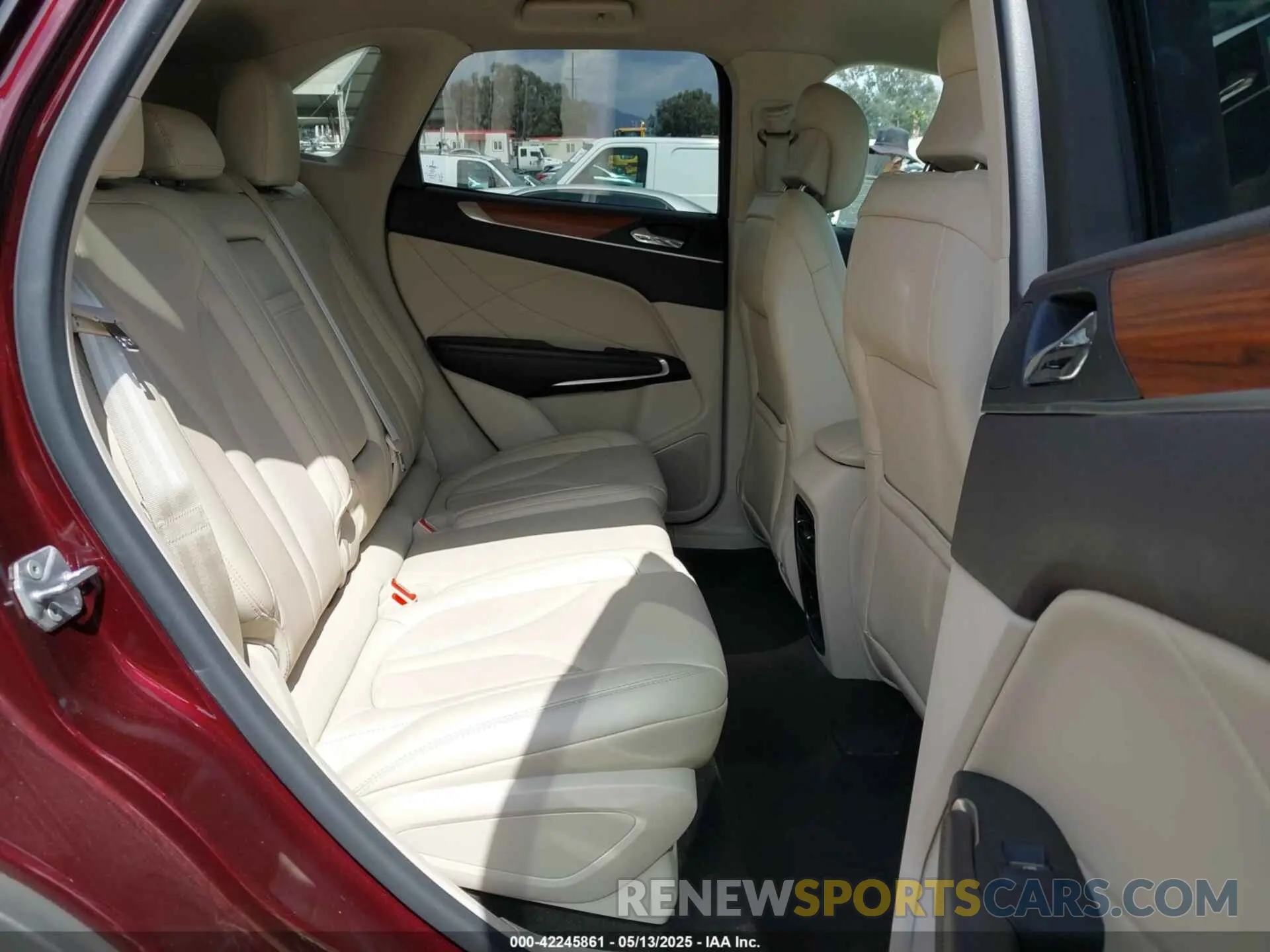8 Photograph of a damaged car 5LMCJ2C95KUL22363 LINCOLN MKC 2019
