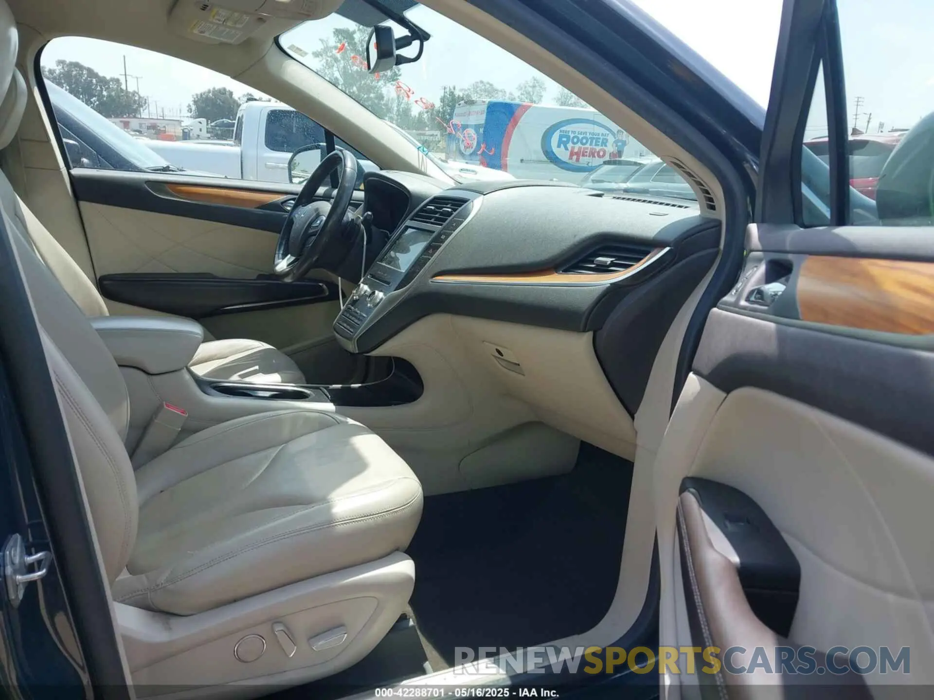 5 Photograph of a damaged car 5LMCJ2C99KUL12435 LINCOLN MKC 2019