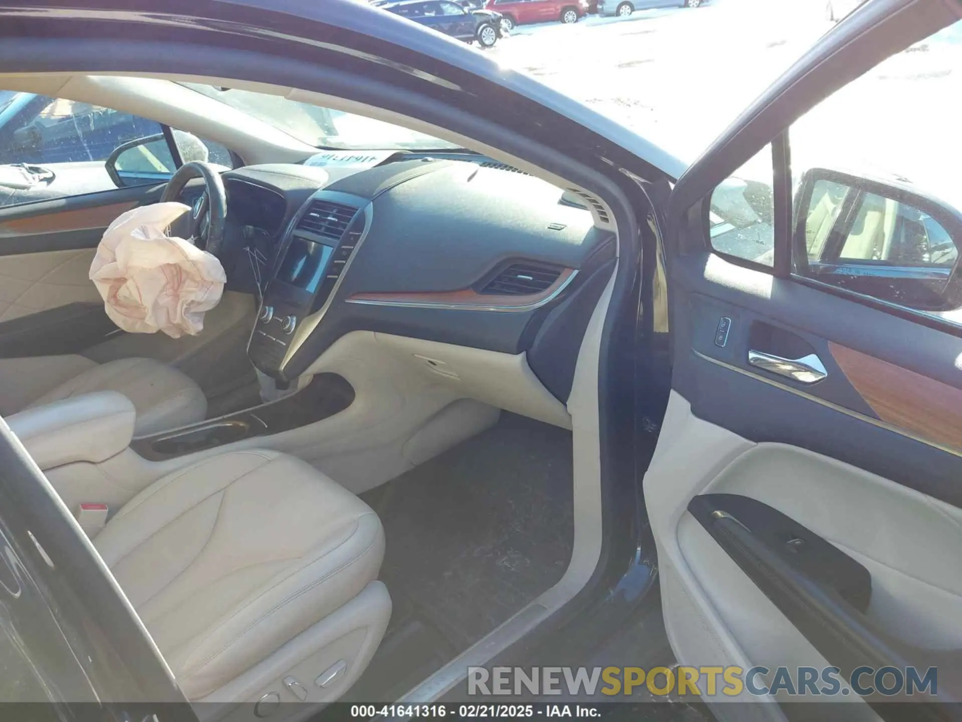 5 Фотография поврежденного автомобиля 5LMCJ2C99KUL17179 LINCOLN MKC 2019