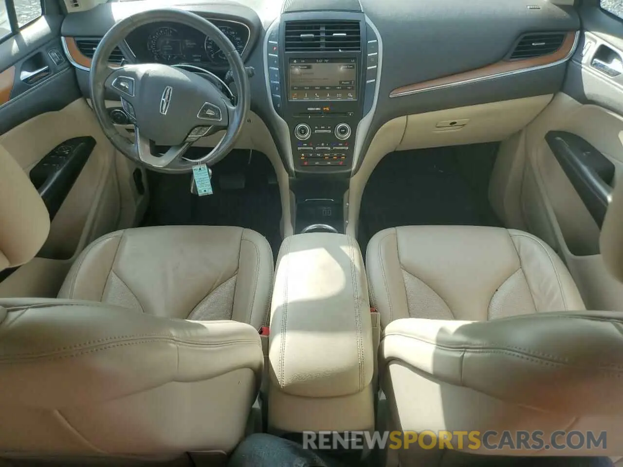 8 Photograph of a damaged car 5LMCJ2C99KUL18946 LINCOLN MKC 2019
