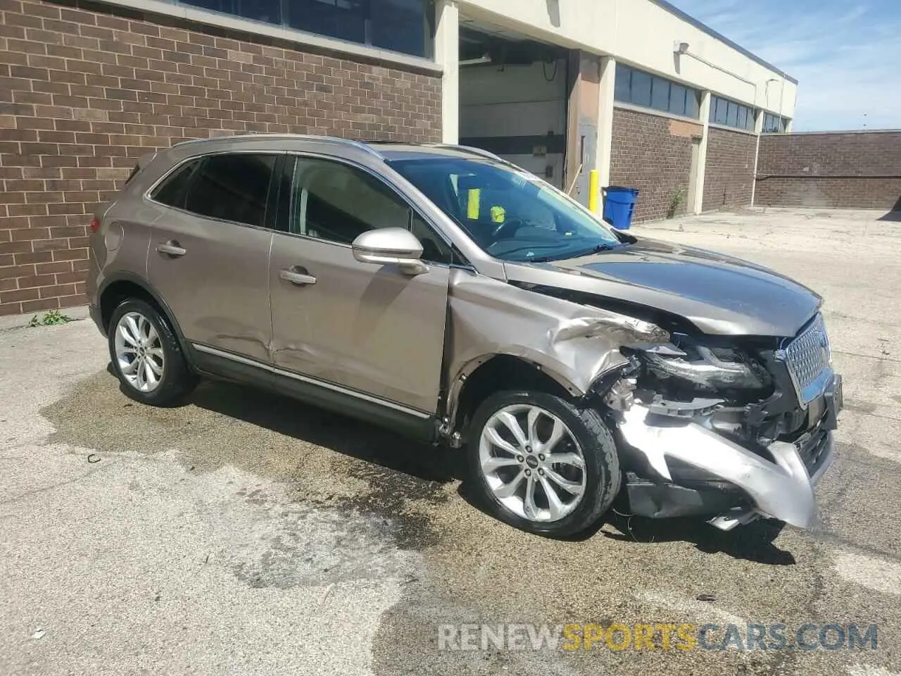 4 Photograph of a damaged car 5LMCJ2D90KUL46326 LINCOLN MKC 2019