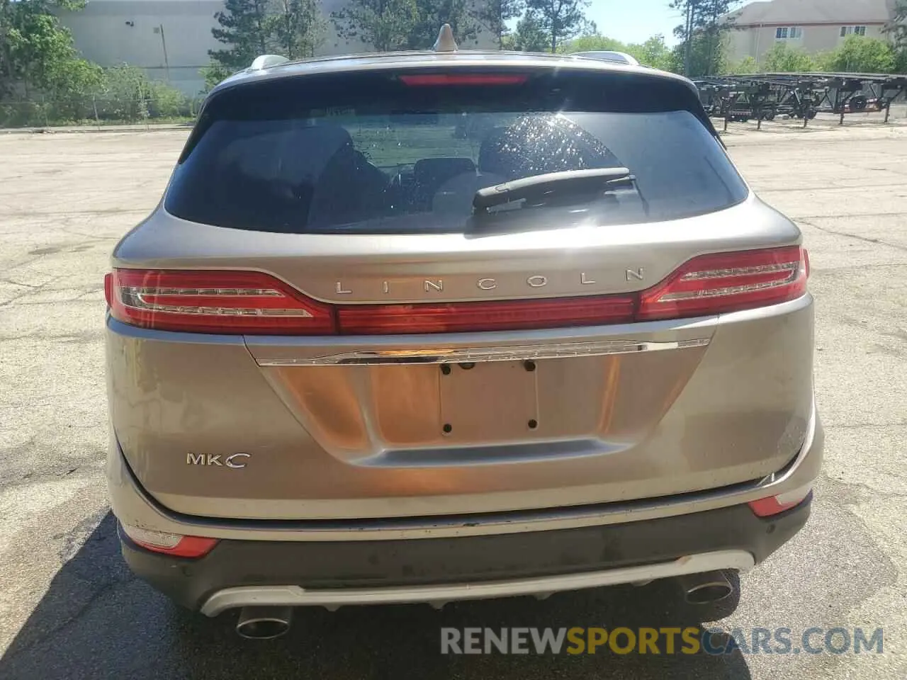 6 Photograph of a damaged car 5LMCJ2D90KUL46326 LINCOLN MKC 2019