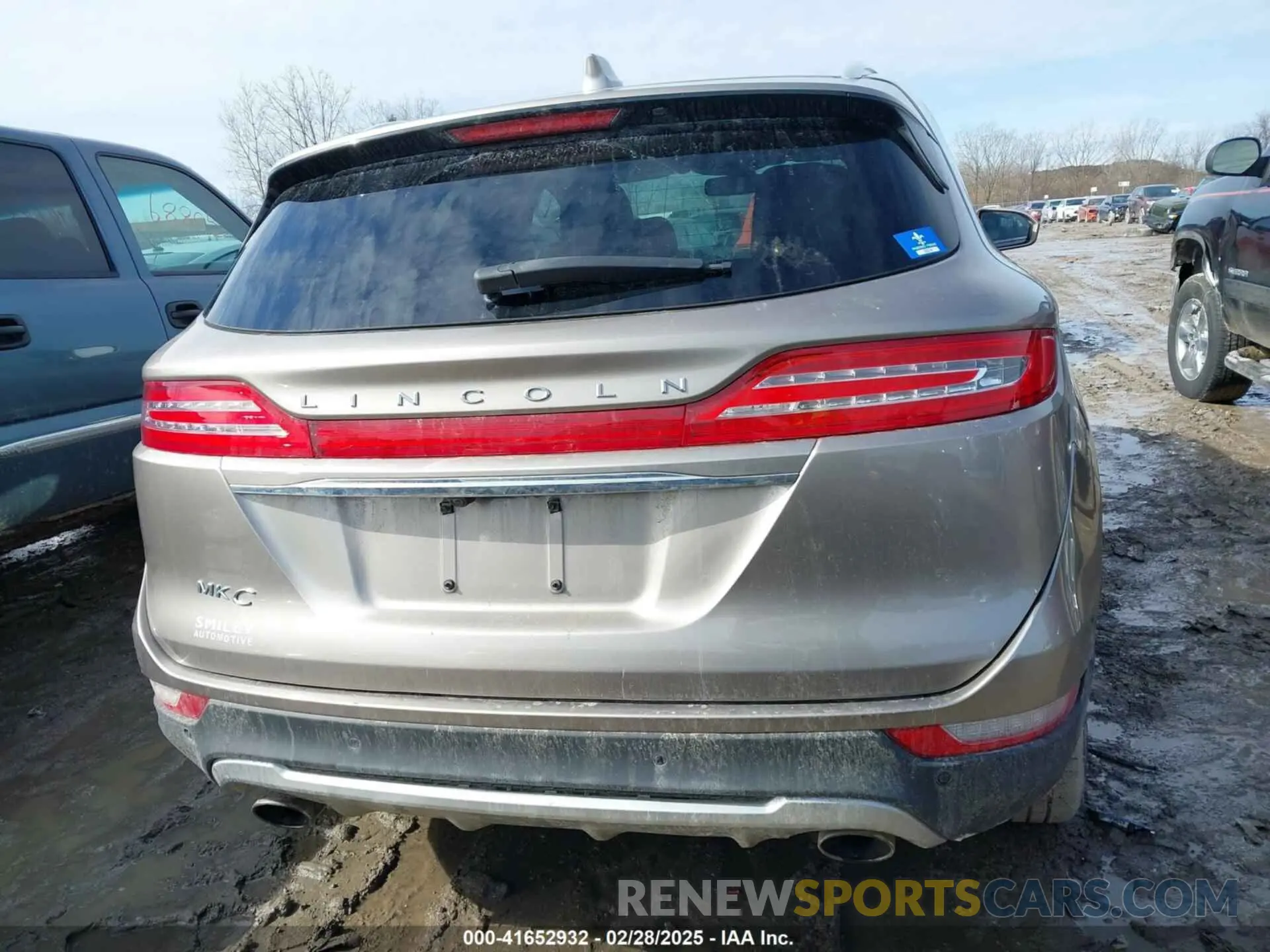 17 Photograph of a damaged car 5LMCJ2D92KUL12338 LINCOLN MKC 2019