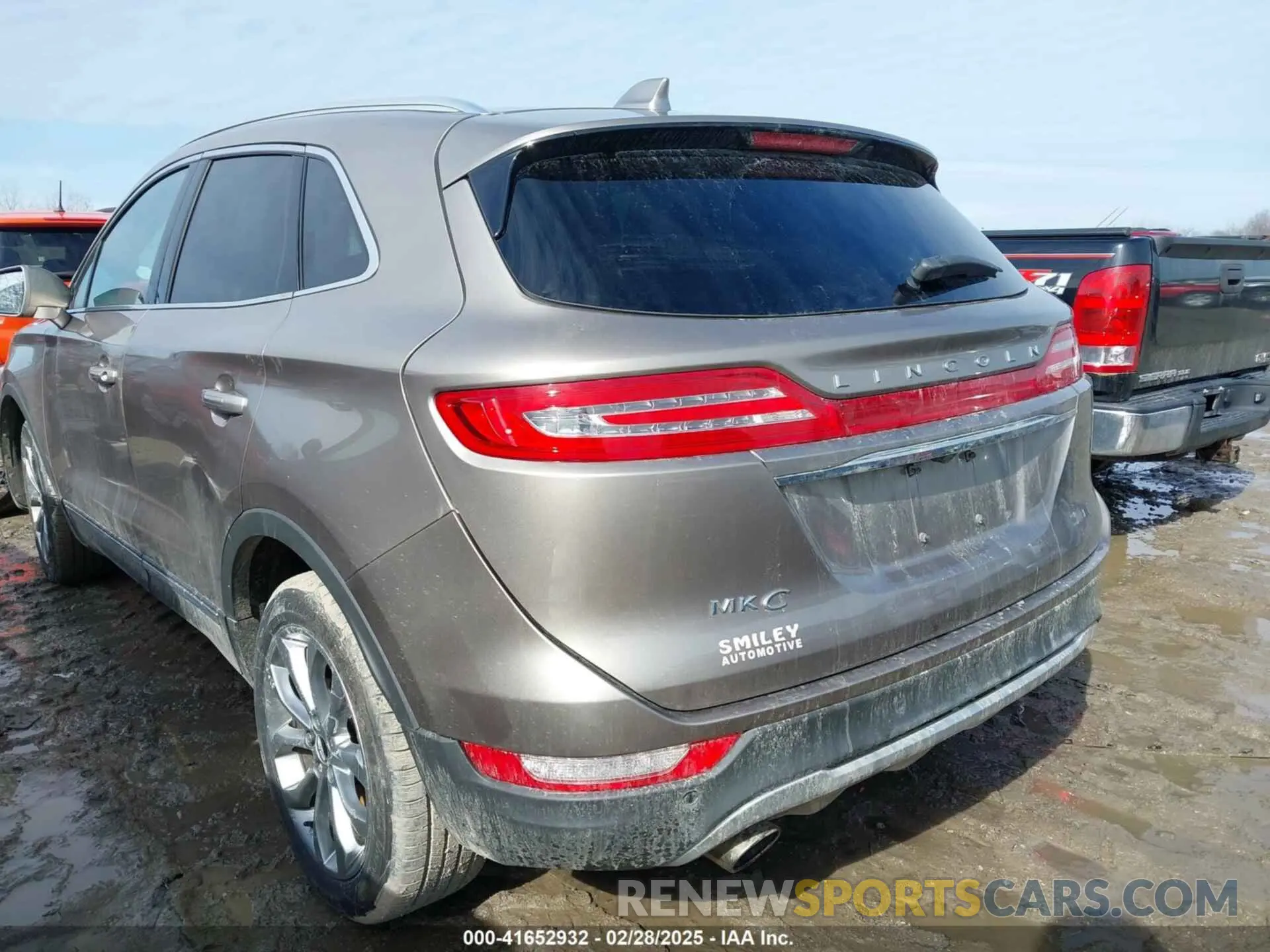 3 Photograph of a damaged car 5LMCJ2D92KUL12338 LINCOLN MKC 2019