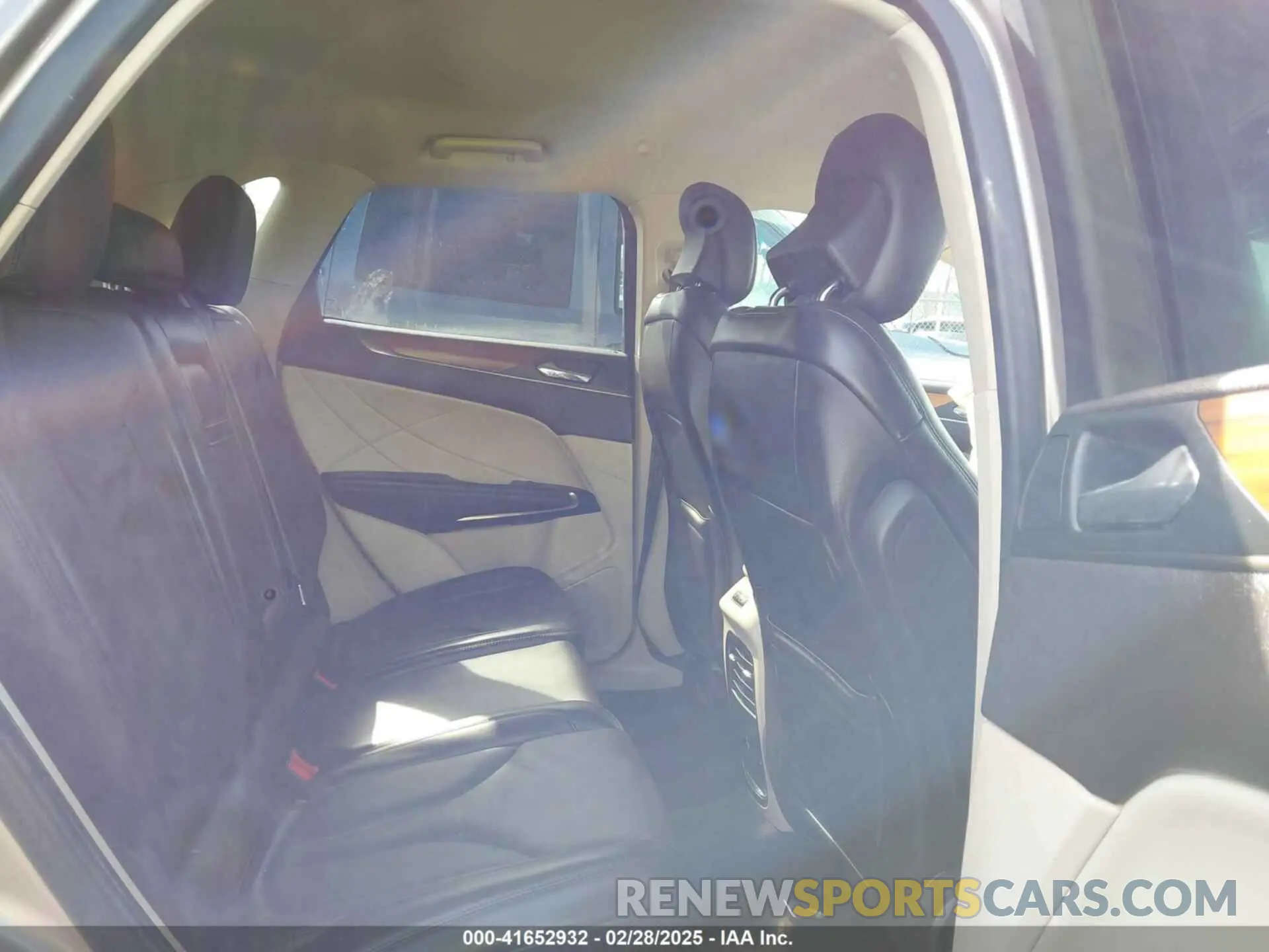 8 Photograph of a damaged car 5LMCJ2D92KUL12338 LINCOLN MKC 2019