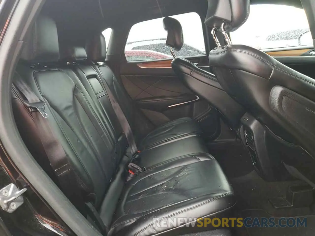 11 Photograph of a damaged car 5LMCJ2D92KUL29608 LINCOLN MKC 2019