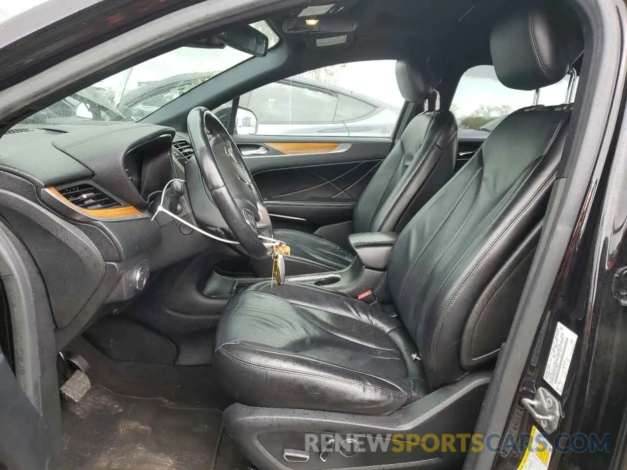 7 Photograph of a damaged car 5LMCJ2D92KUL29608 LINCOLN MKC 2019