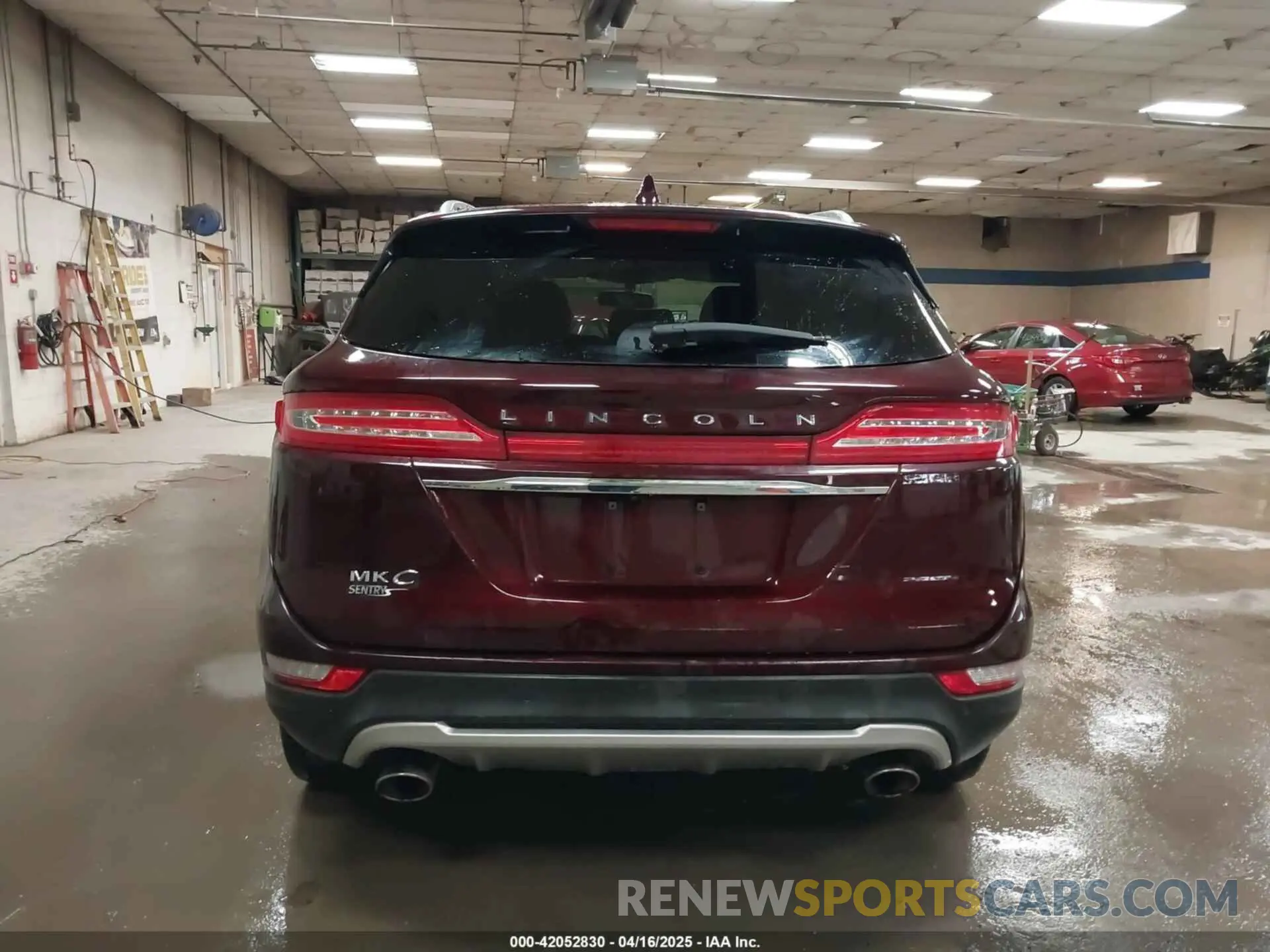 16 Photograph of a damaged car 5LMCJ2D95KUL07473 LINCOLN MKC 2019