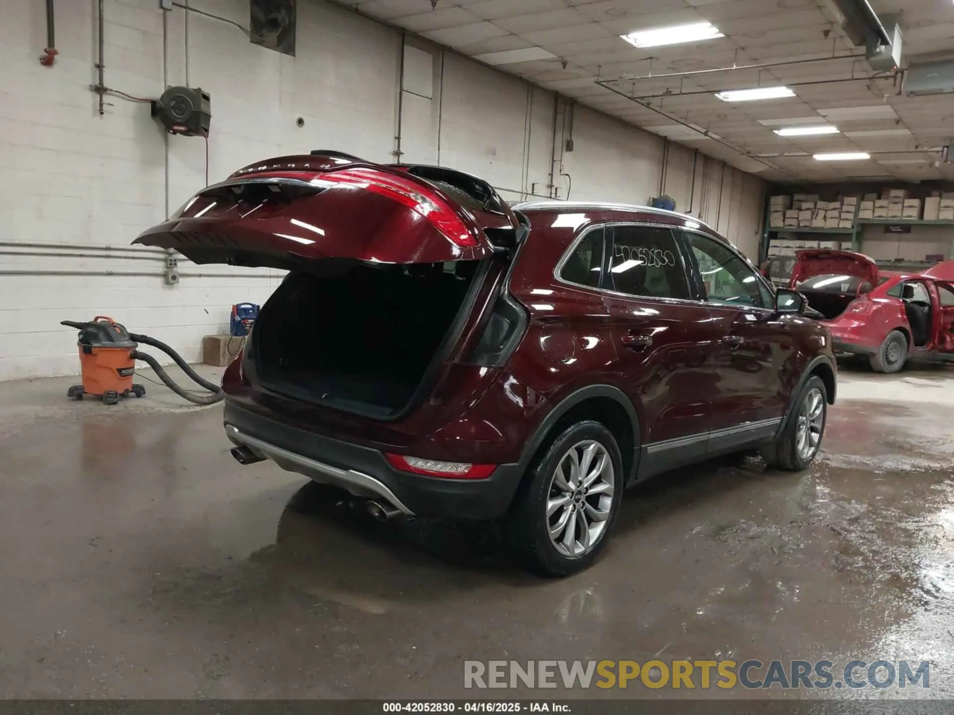 4 Photograph of a damaged car 5LMCJ2D95KUL07473 LINCOLN MKC 2019