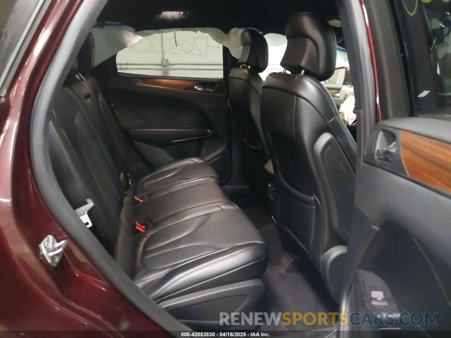 8 Photograph of a damaged car 5LMCJ2D95KUL07473 LINCOLN MKC 2019