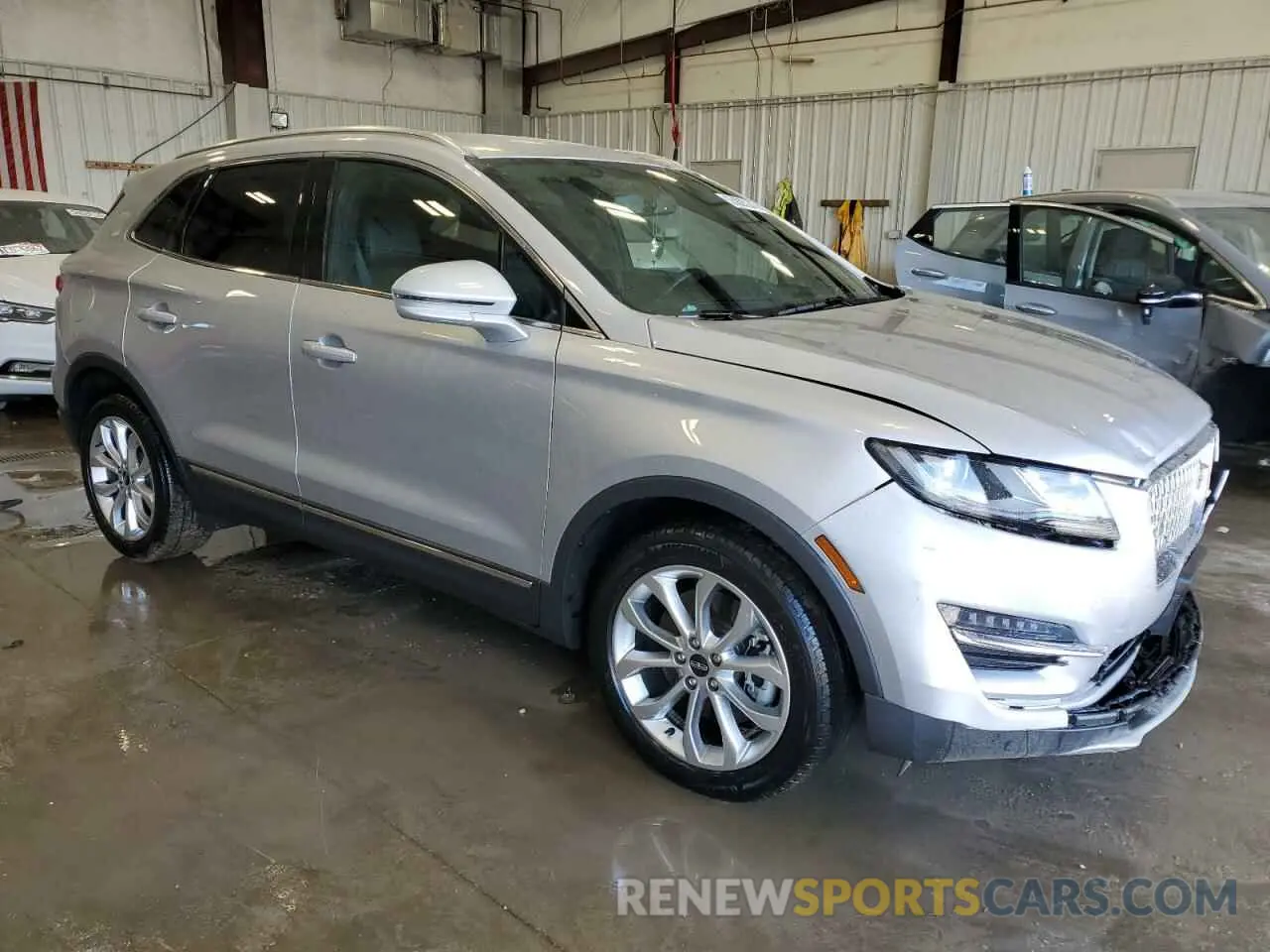 4 Photograph of a damaged car 5LMCJ2D98KUL47904 LINCOLN MKC 2019