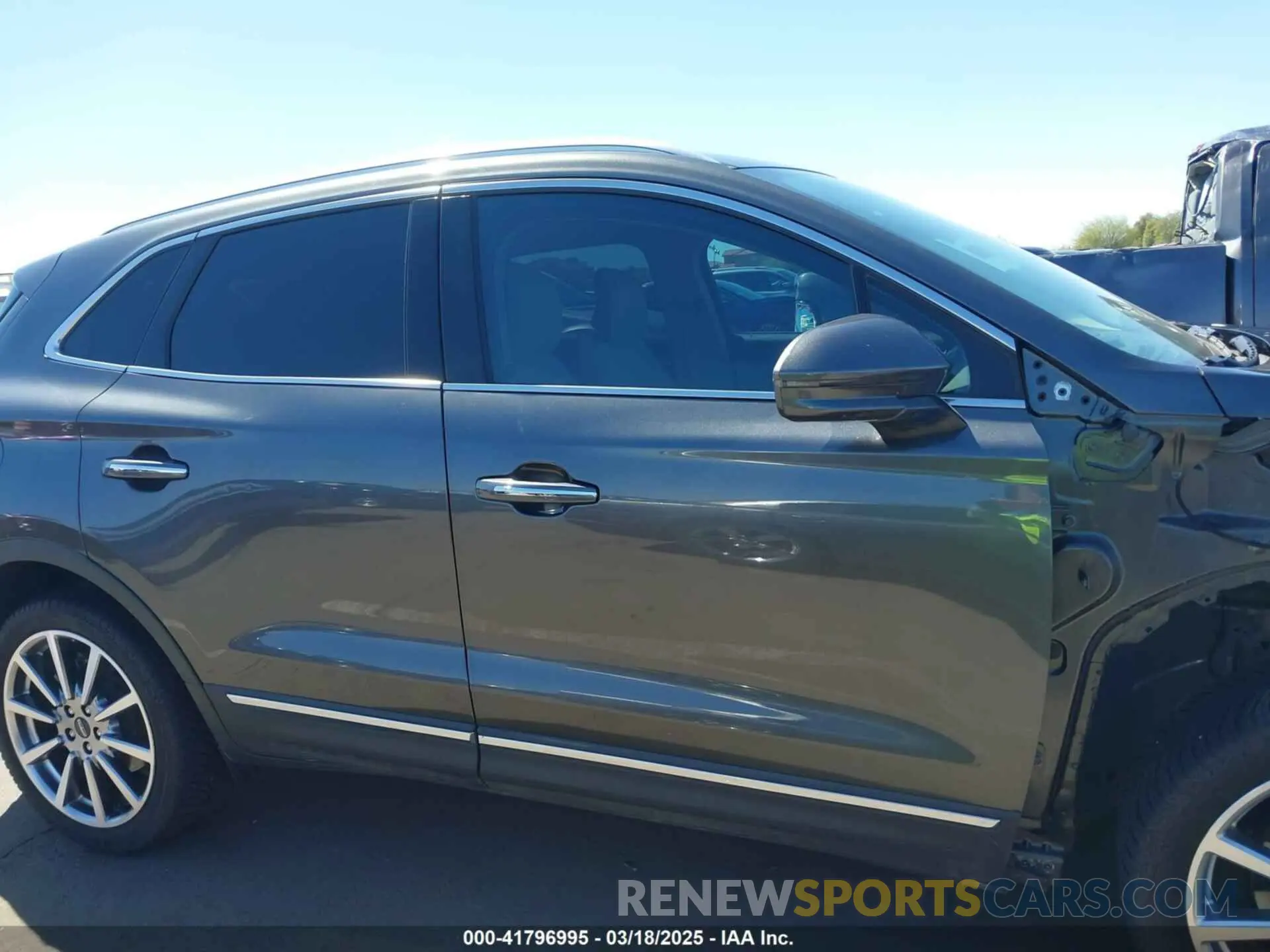 14 Photograph of a damaged car 5LMCJ3C90KUL23099 LINCOLN MKC 2019