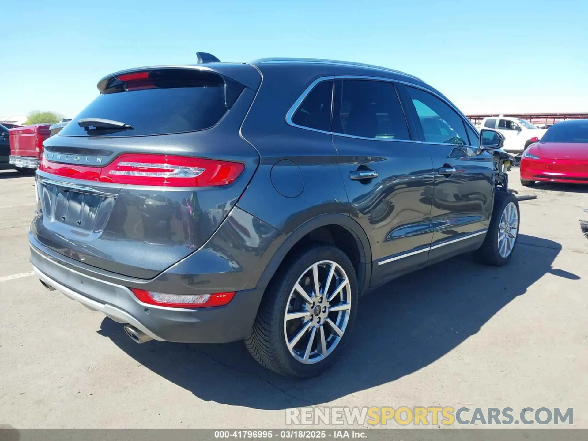 4 Photograph of a damaged car 5LMCJ3C90KUL23099 LINCOLN MKC 2019