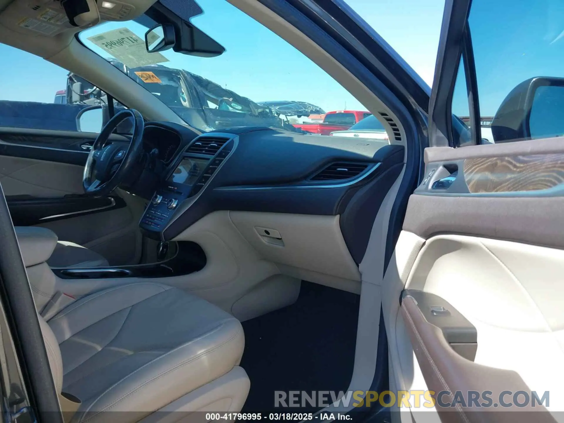5 Photograph of a damaged car 5LMCJ3C90KUL23099 LINCOLN MKC 2019