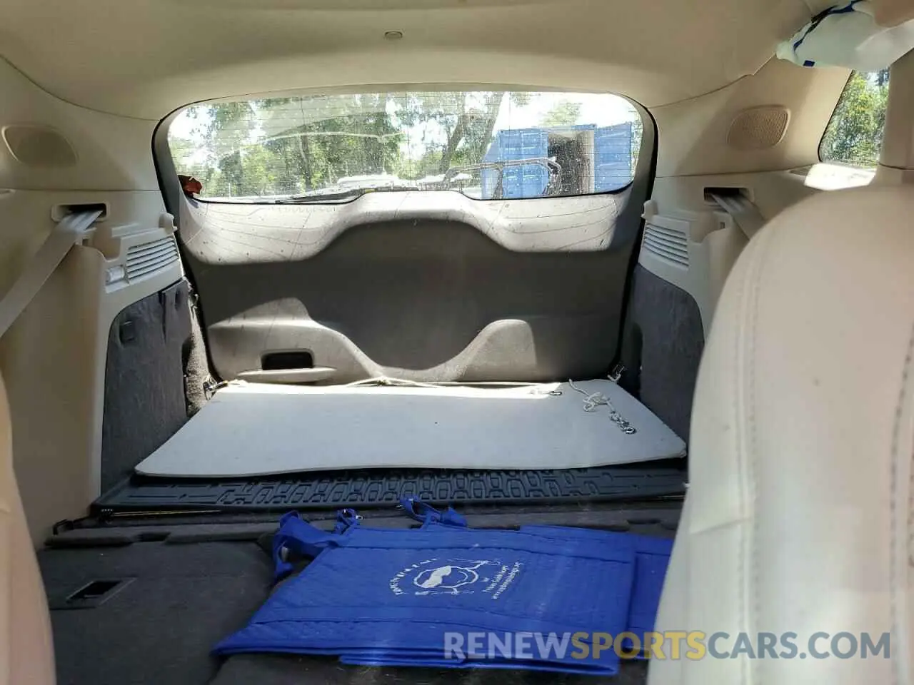 10 Photograph of a damaged car 5LMCJ3C97KUL02010 LINCOLN MKC 2019