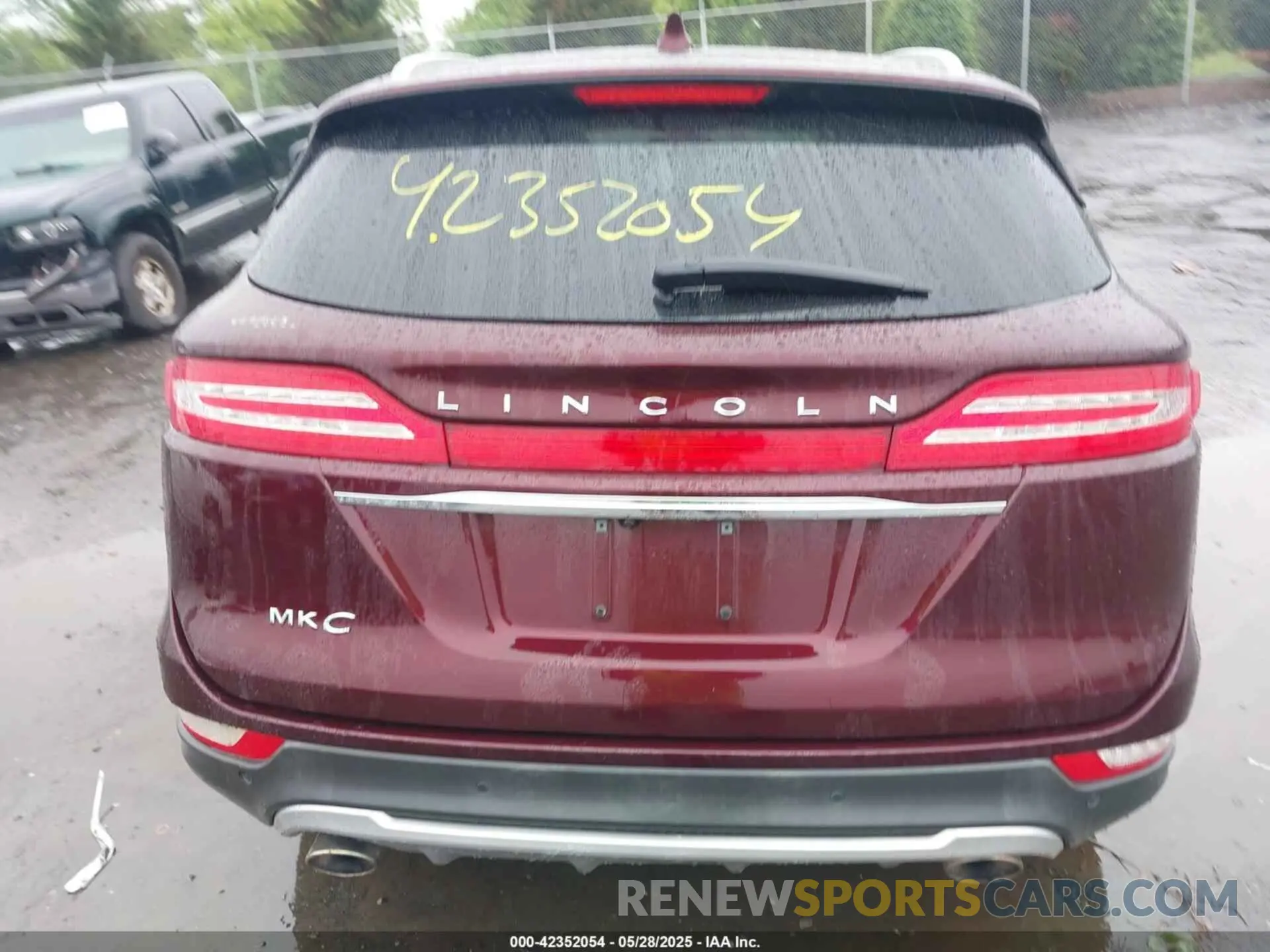 16 Photograph of a damaged car 5LMCJ3C97KUL09992 LINCOLN MKC 2019