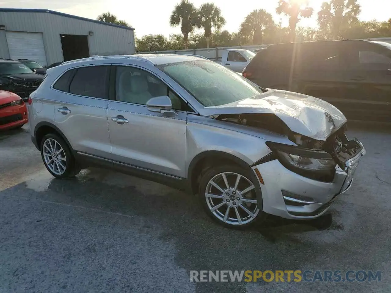 4 Photograph of a damaged car 5LMCJ3C97KUL46993 LINCOLN MKC 2019