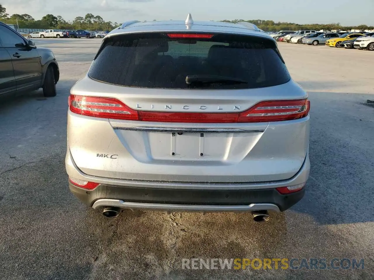 6 Photograph of a damaged car 5LMCJ3C97KUL46993 LINCOLN MKC 2019