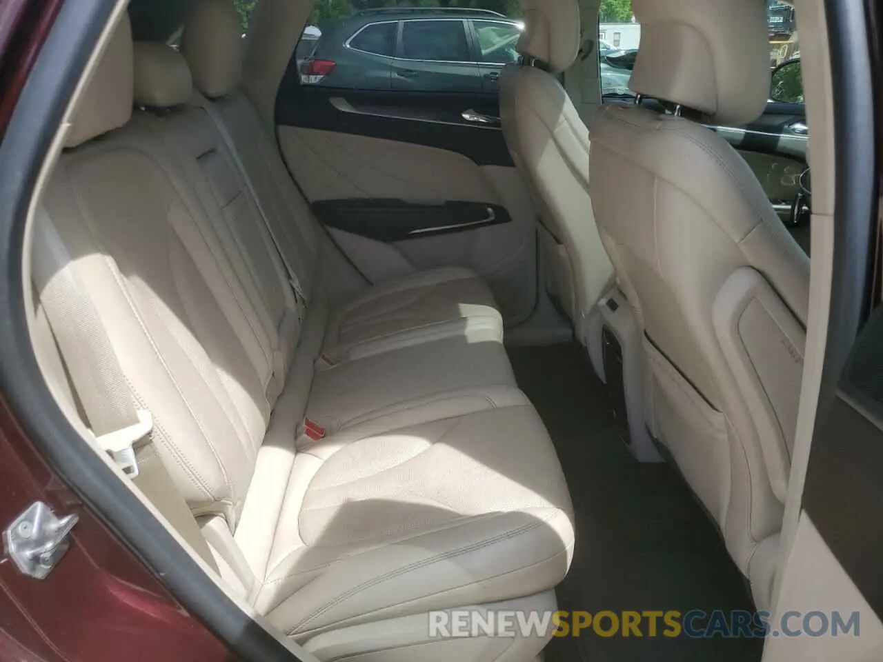 11 Photograph of a damaged car 5LMCJ3C99KUL37339 LINCOLN MKC 2019