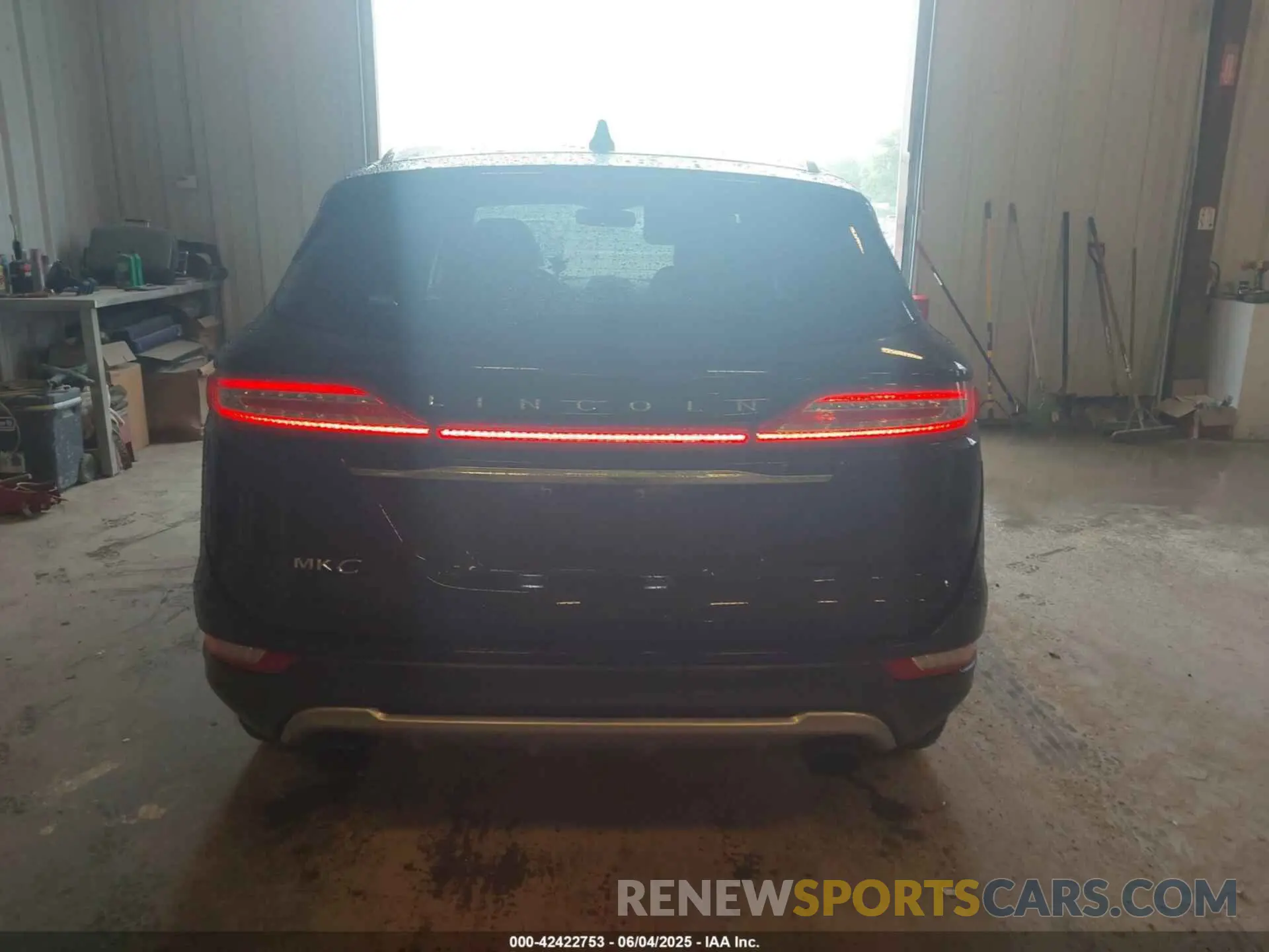 16 Photograph of a damaged car 5LMCJ3D98KUL17162 LINCOLN MKC 2019