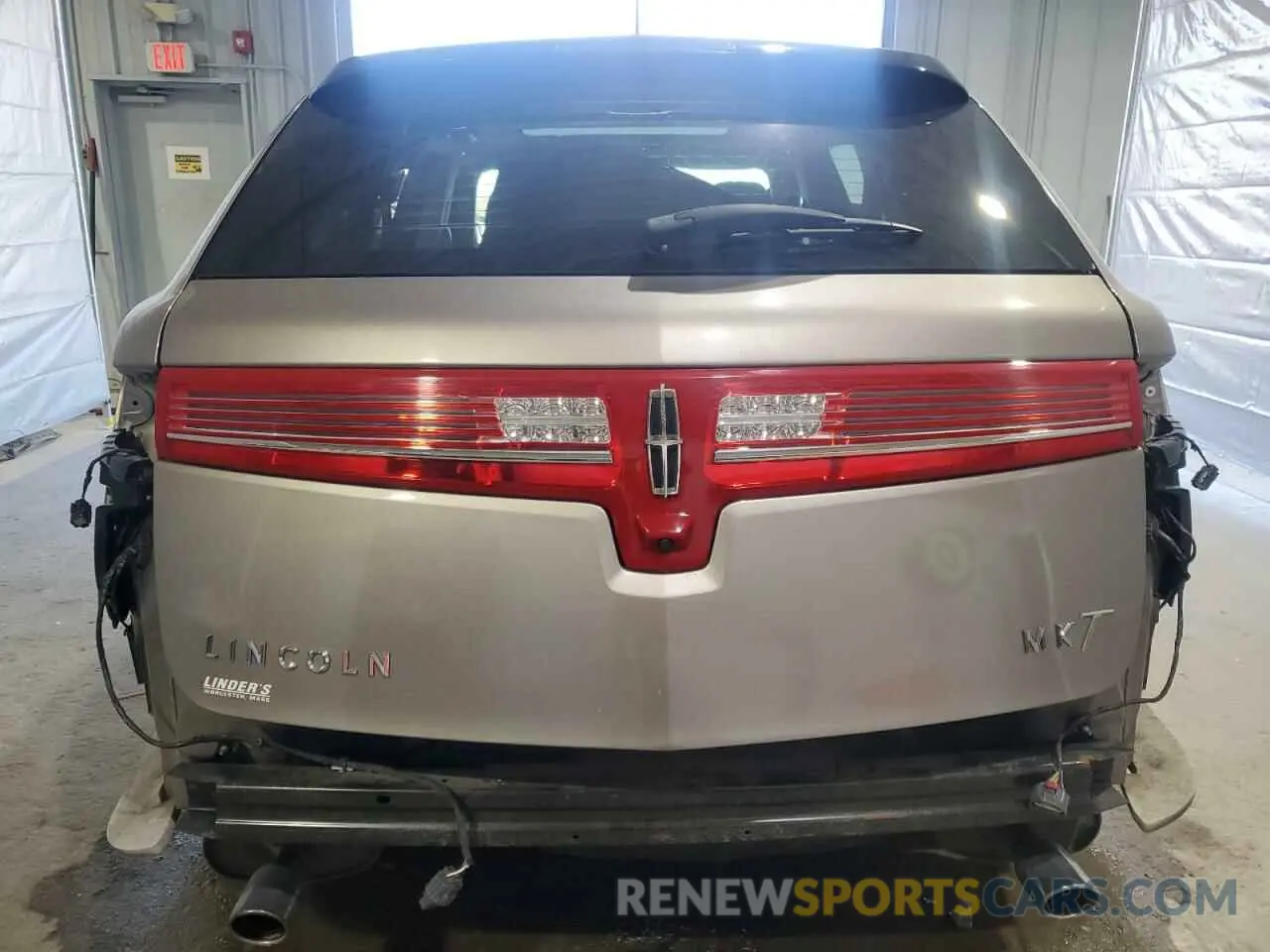 6 Фотография поврежденного автомобиля 2LMHJ5AT0KBL03982 LINCOLN MKT 2019