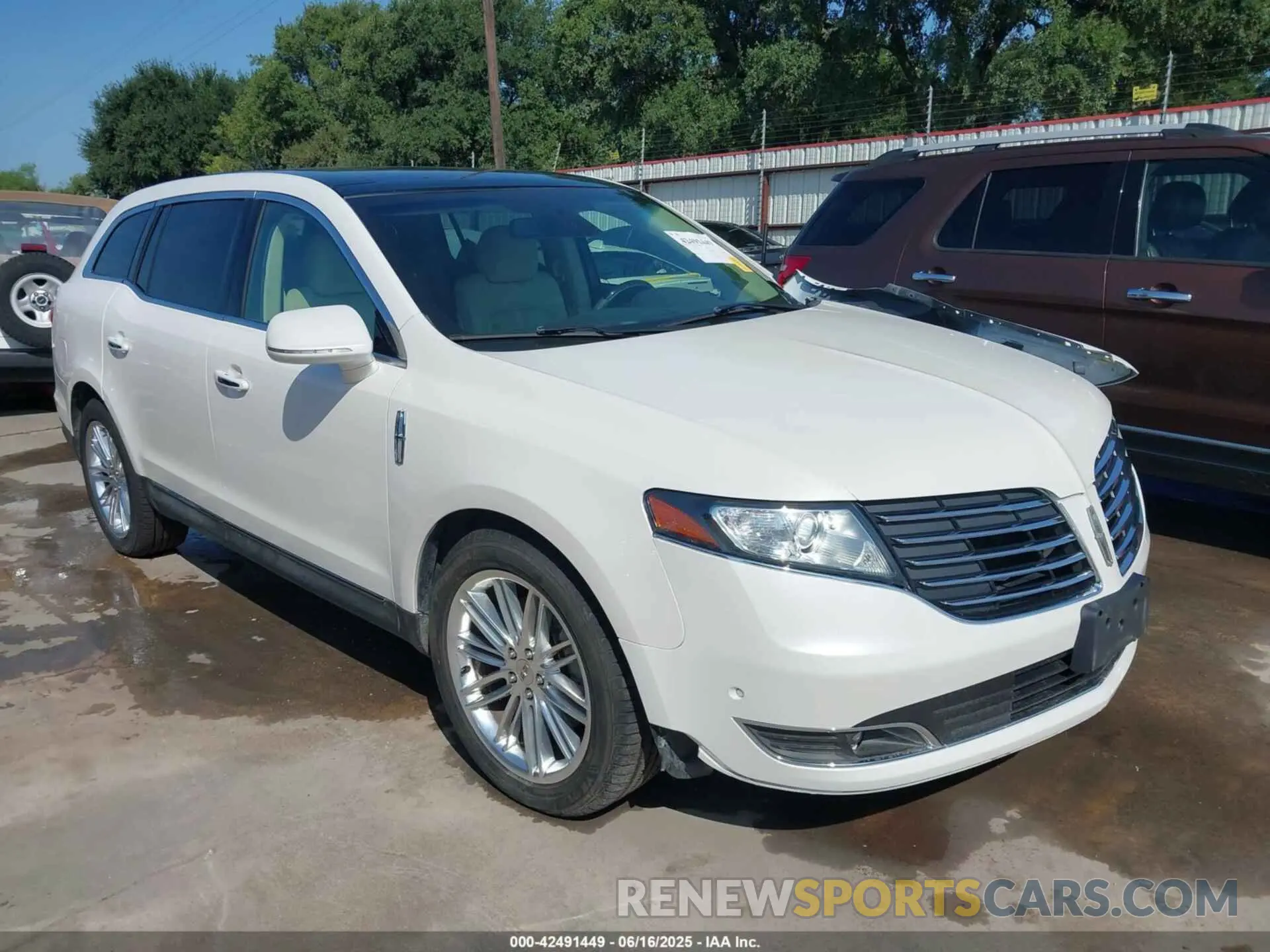 1 Photograph of a damaged car 2LMHJ5AT1KBL03571 LINCOLN MKT 2019