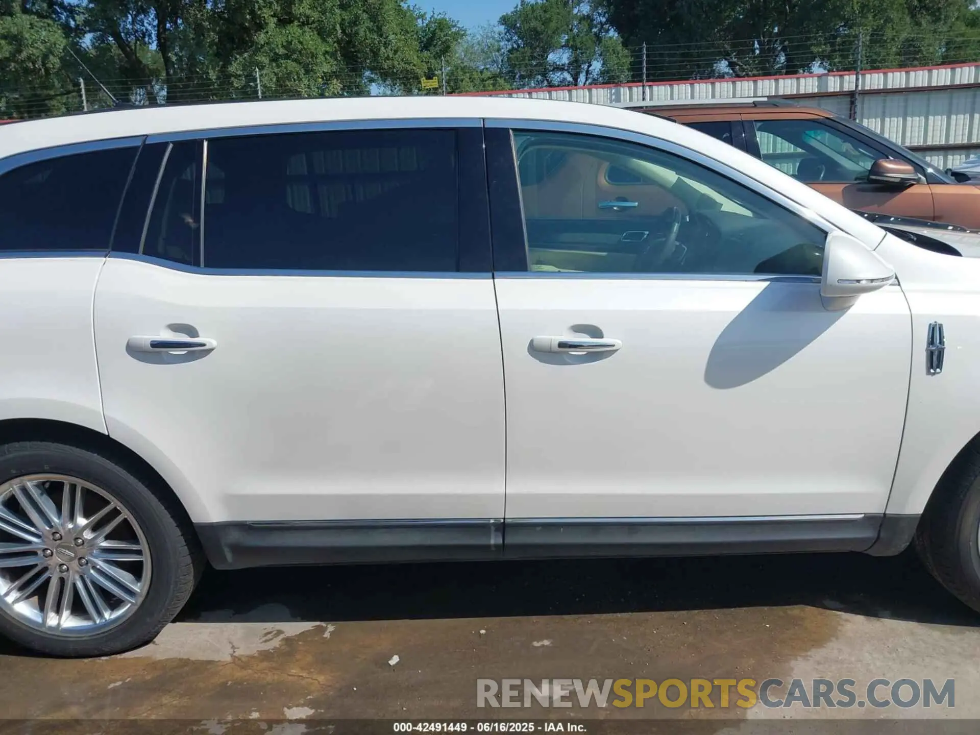 14 Photograph of a damaged car 2LMHJ5AT1KBL03571 LINCOLN MKT 2019