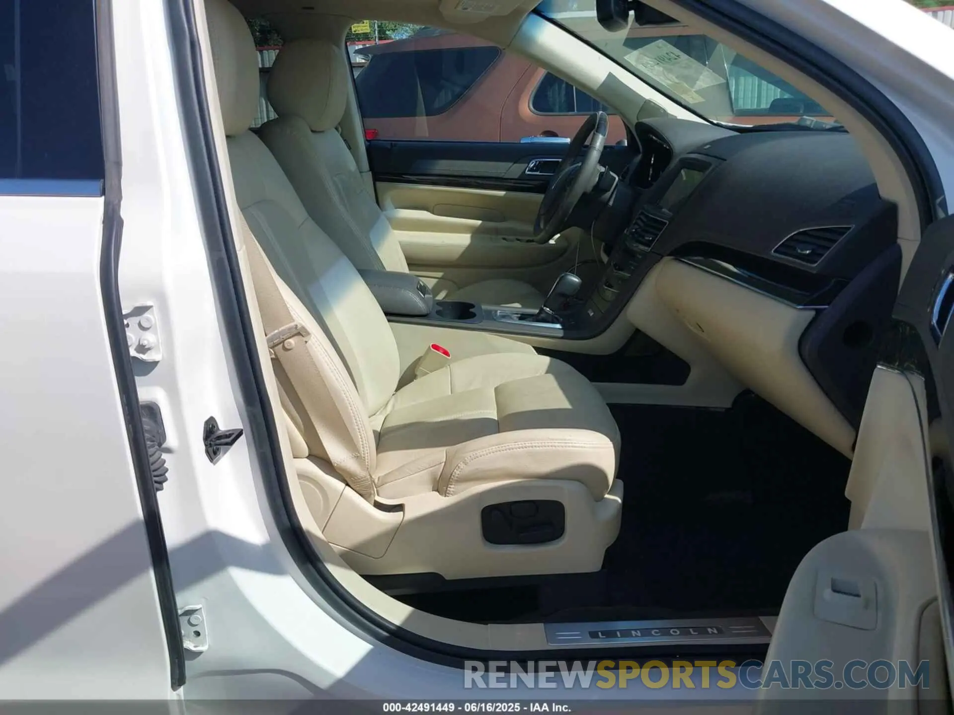 5 Photograph of a damaged car 2LMHJ5AT1KBL03571 LINCOLN MKT 2019