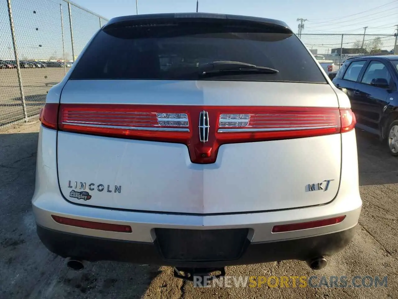 6 Photograph of a damaged car 2LMHJ5AT5KBL03170 LINCOLN MKT 2019