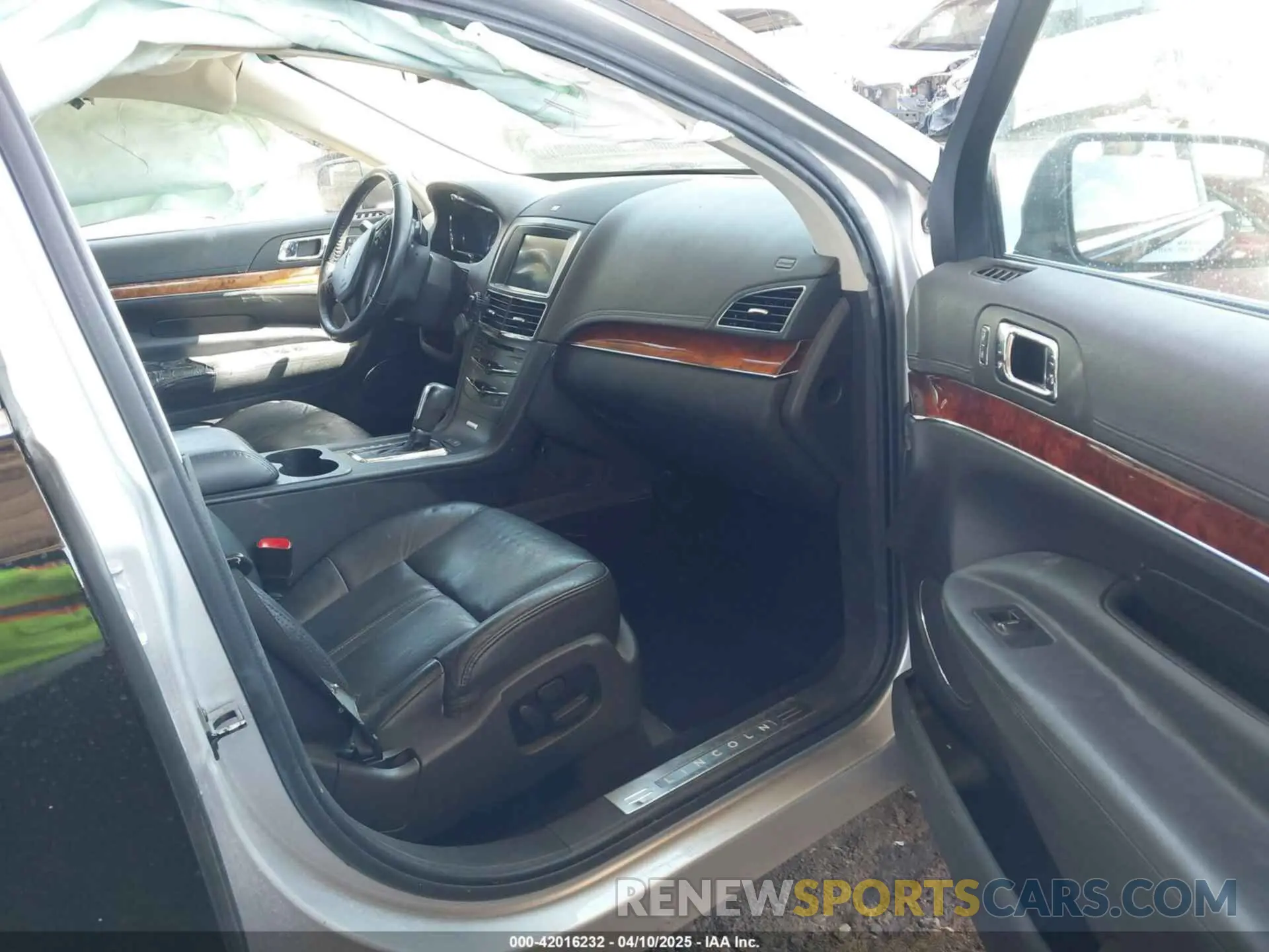 5 Photograph of a damaged car 2LMHJ5AT6KBL02240 LINCOLN MKT 2019
