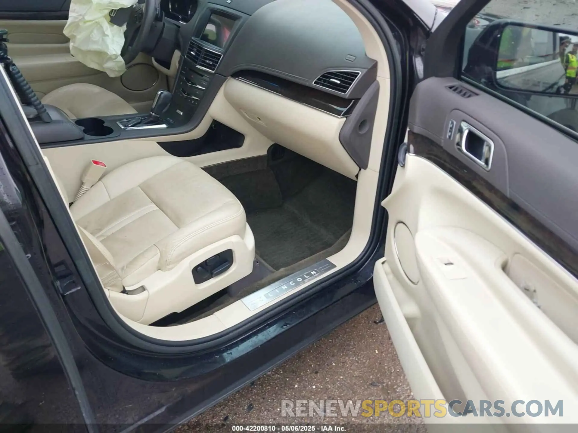 5 Photograph of a damaged car 2LMHJ5AT9KBL00224 LINCOLN MKT 2019