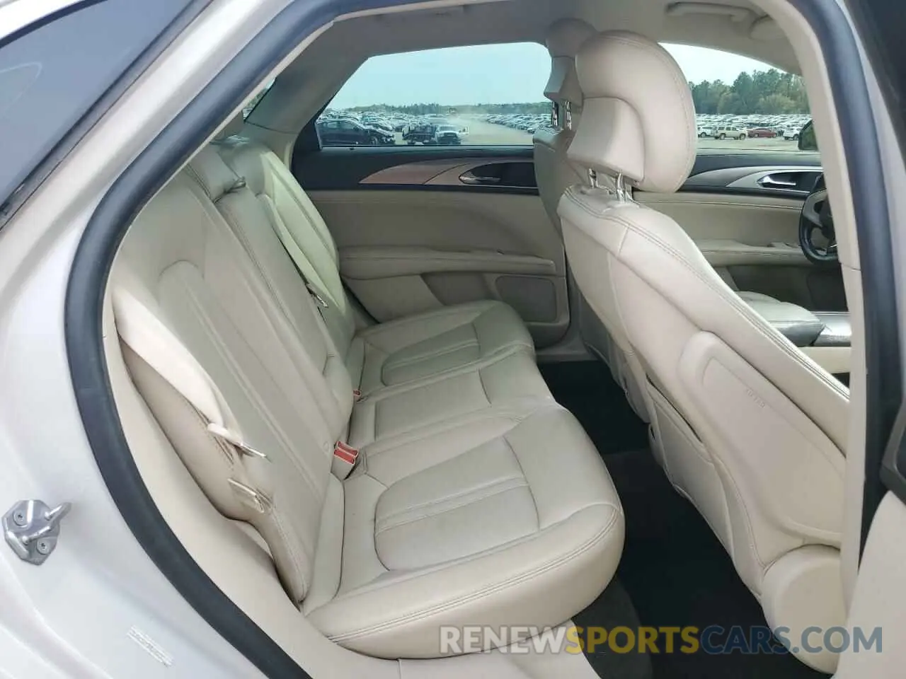 10 Photograph of a damaged car 3LN6L5A92KR608113 LINCOLN MKZ 2019