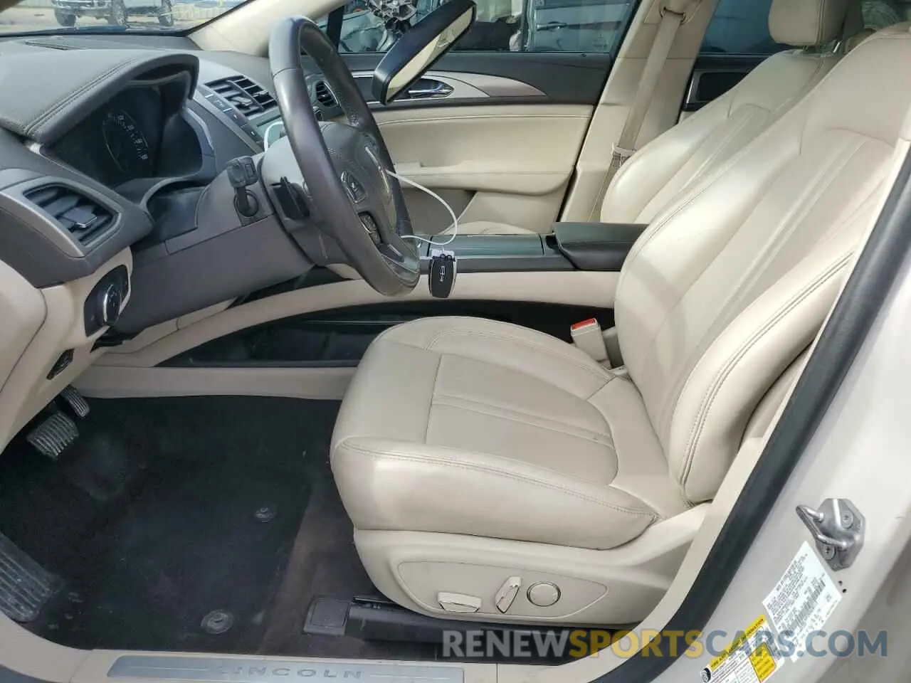 7 Photograph of a damaged car 3LN6L5A92KR608113 LINCOLN MKZ 2019