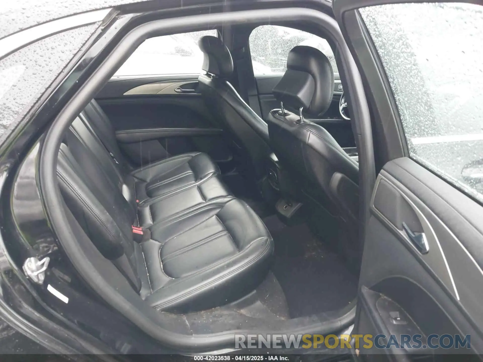 8 Photograph of a damaged car 3LN6L5A92KR631472 LINCOLN MKZ 2019