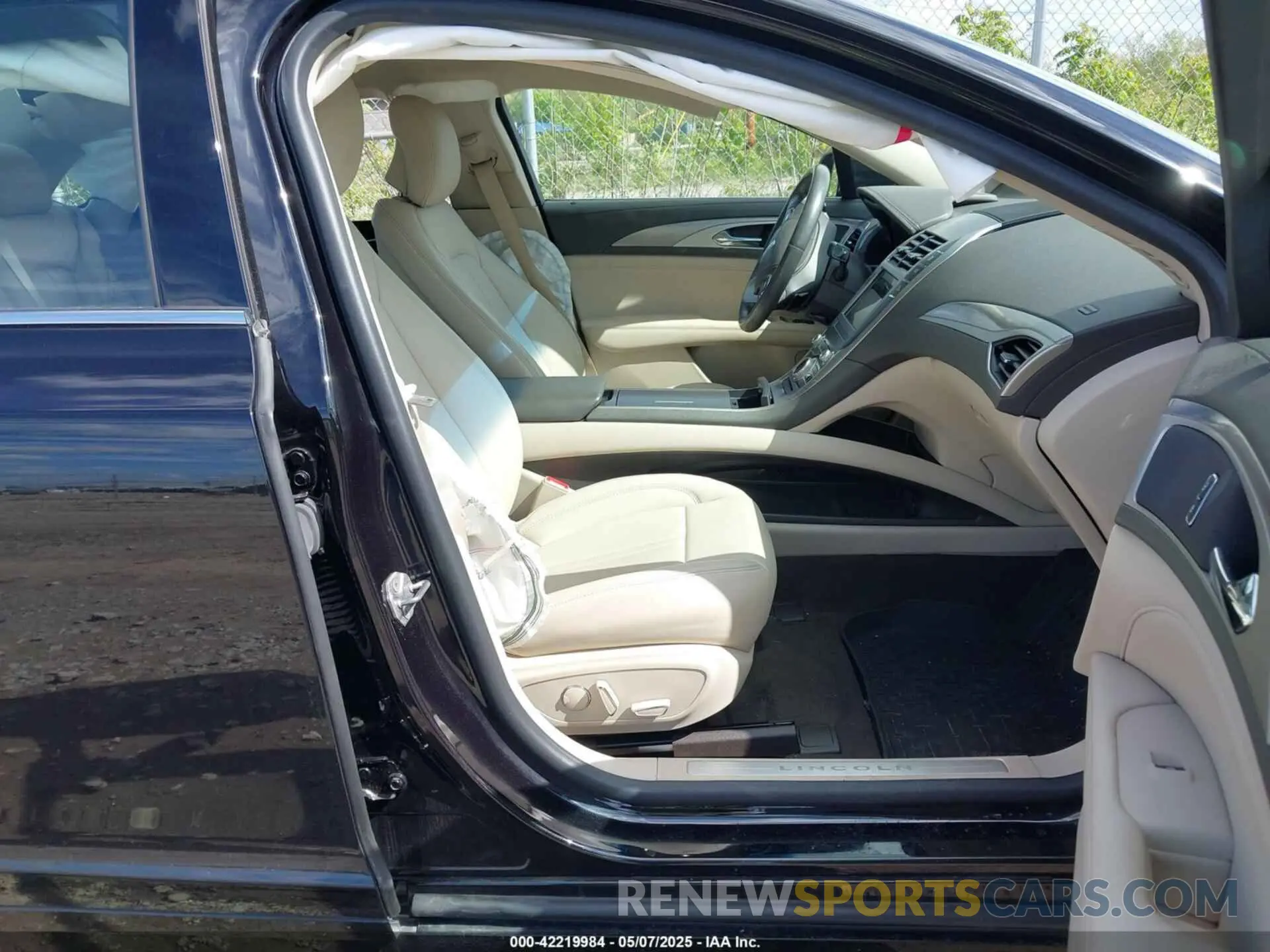 5 Photograph of a damaged car 3LN6L5B92KR604125 LINCOLN MKZ 2019