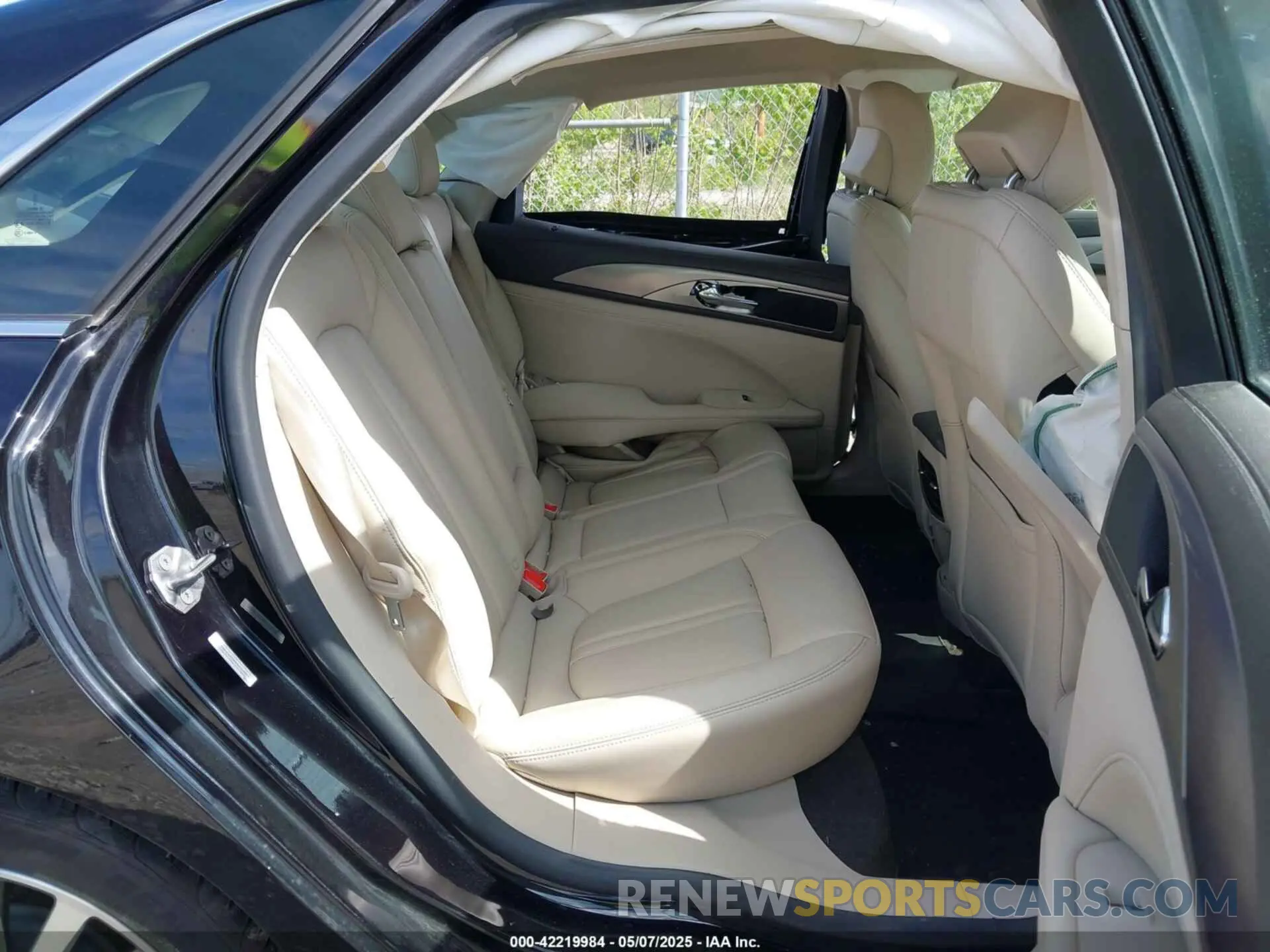 8 Photograph of a damaged car 3LN6L5B92KR604125 LINCOLN MKZ 2019