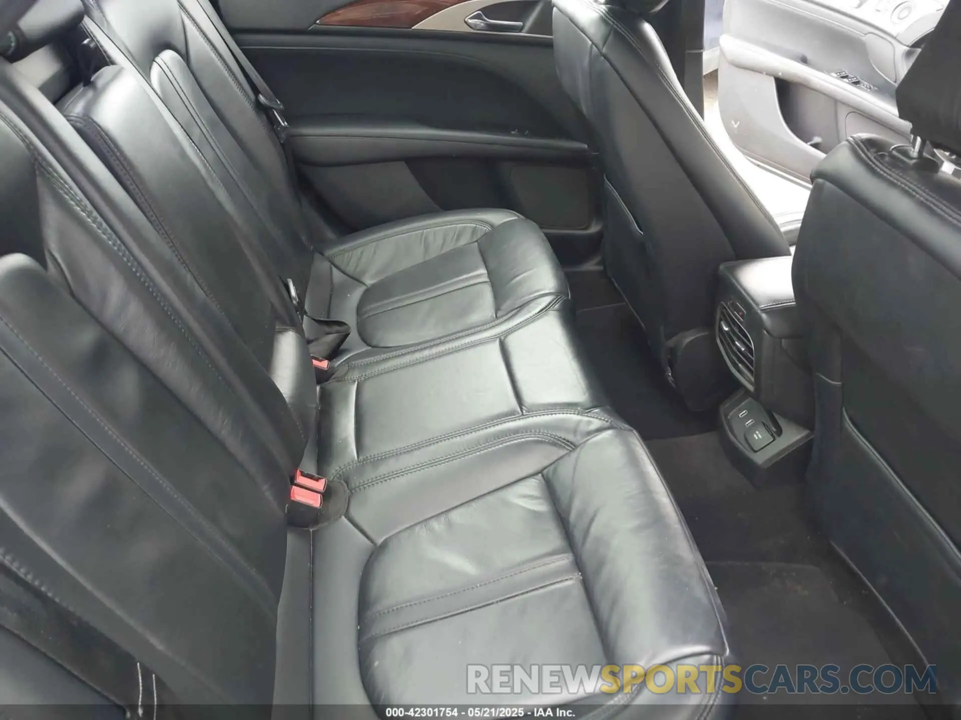 8 Photograph of a damaged car 3LN6L5D91KR606901 LINCOLN MKZ 2019