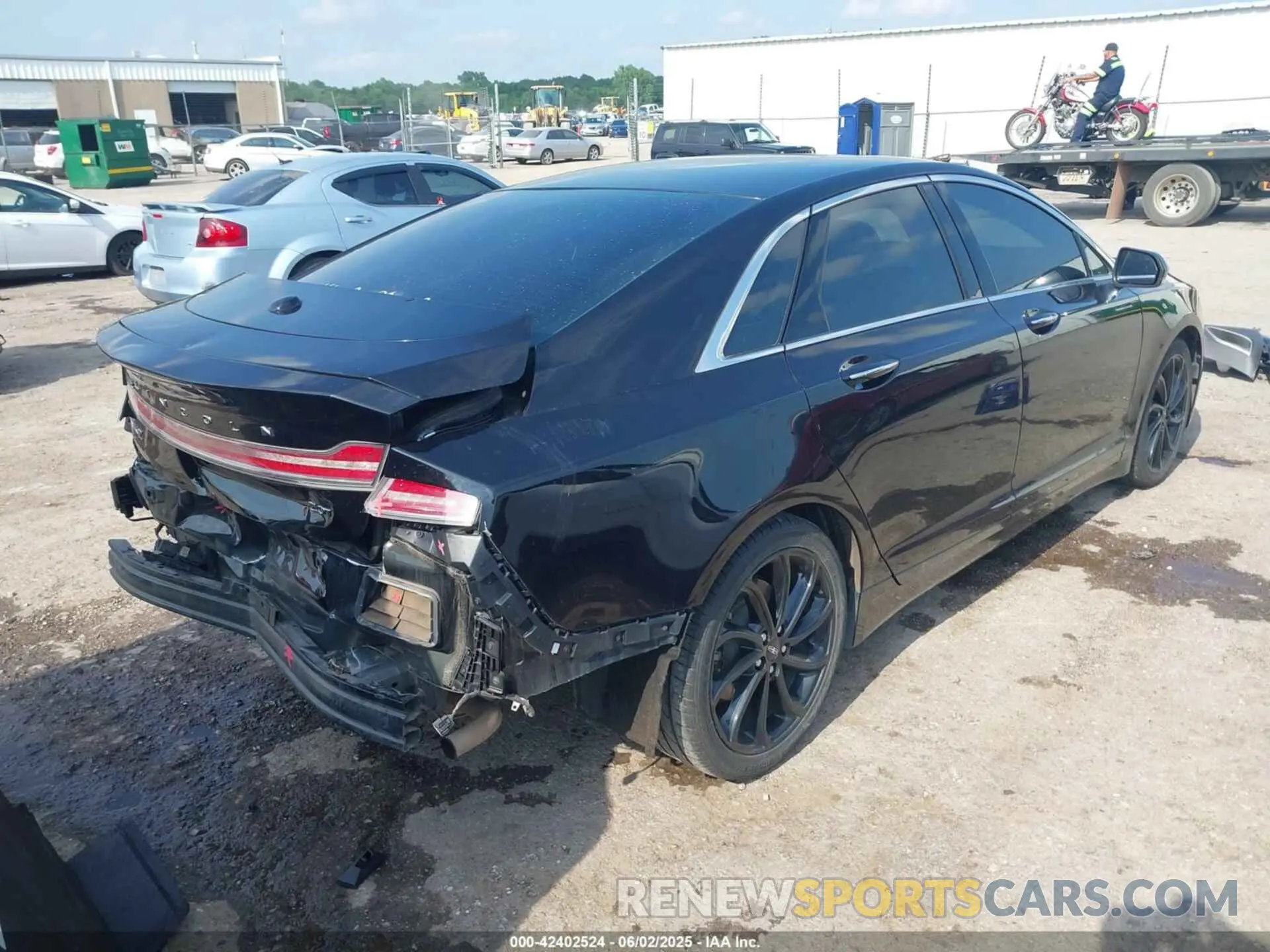 4 Photograph of a damaged car 3LN6L5E92LR609404 LINCOLN MKZ 2020