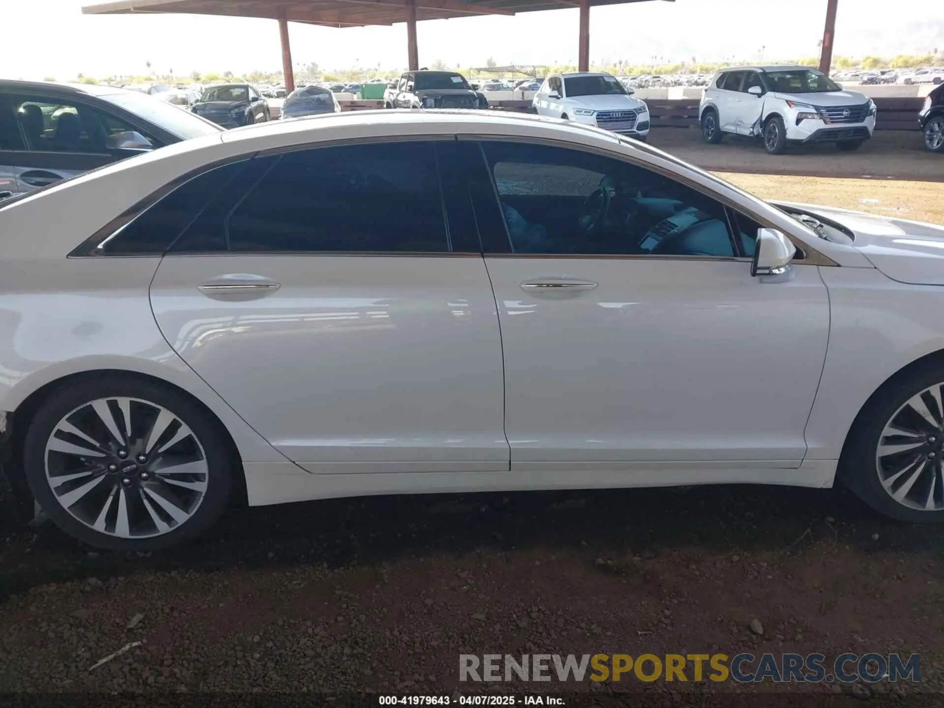 13 Фотография поврежденного автомобиля 3LN6L5MU8KR608469 LINCOLN MKZ HYBRID 2019