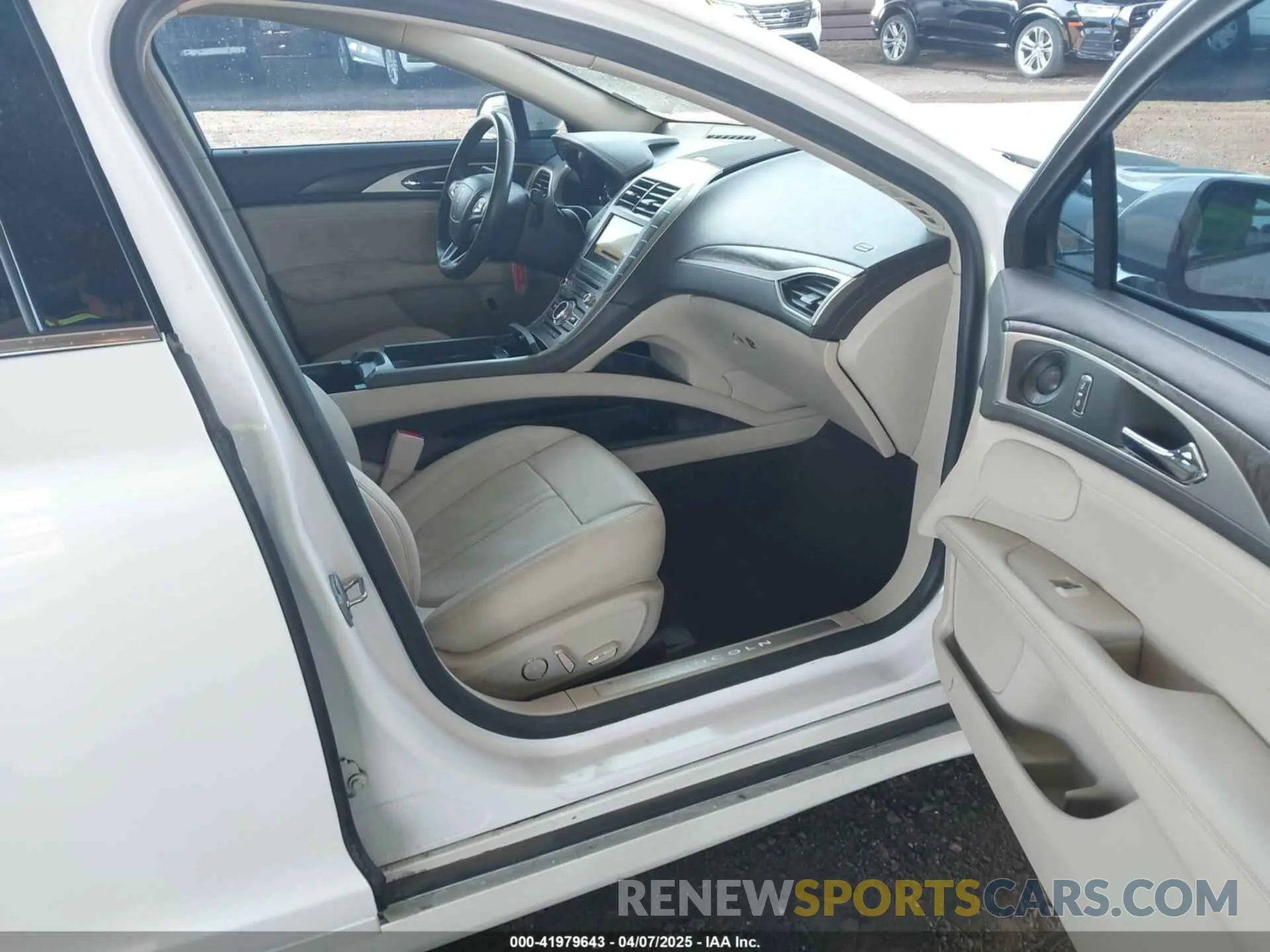 5 Фотография поврежденного автомобиля 3LN6L5MU8KR608469 LINCOLN MKZ HYBRID 2019