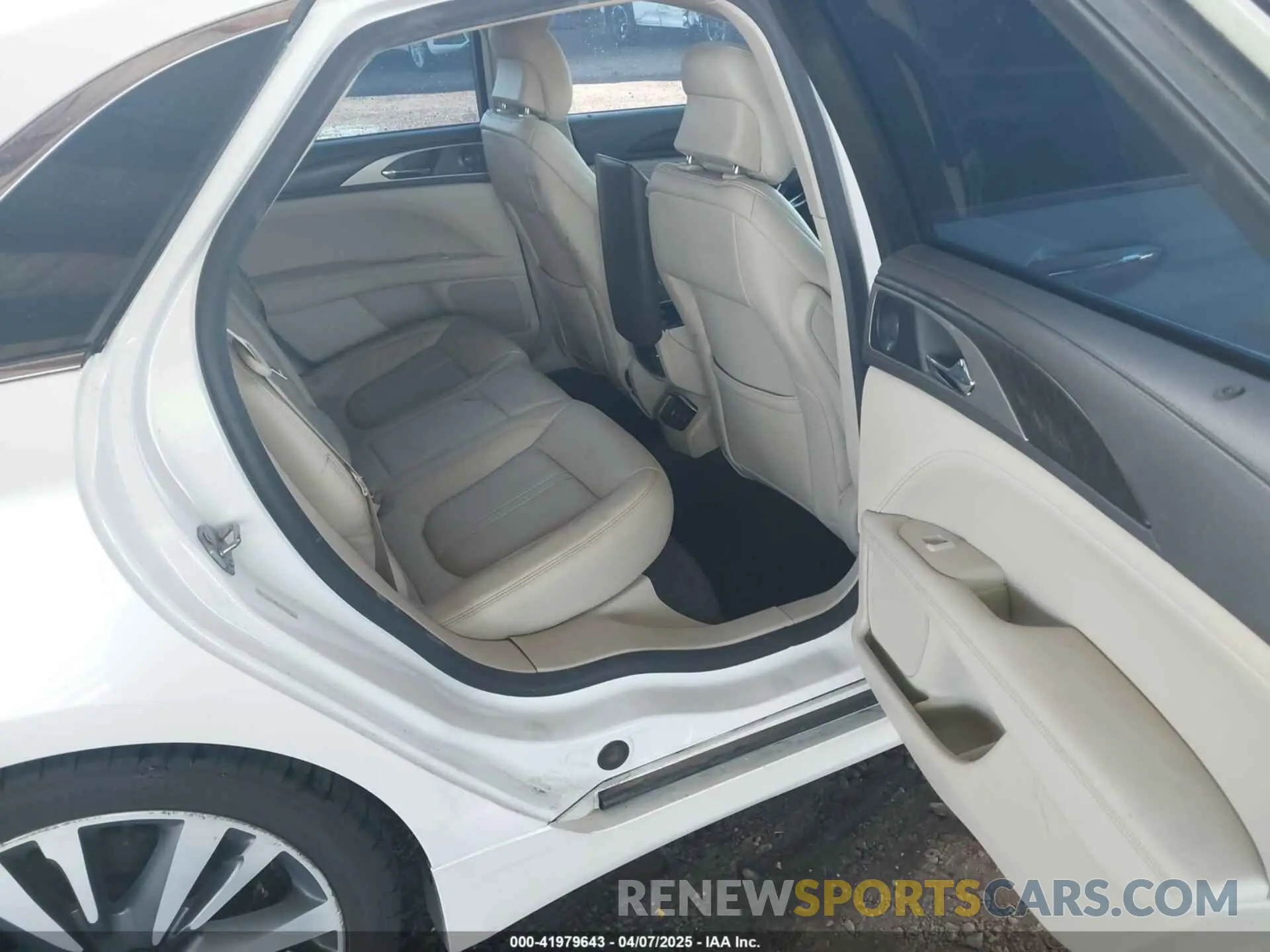 8 Фотография поврежденного автомобиля 3LN6L5MU8KR608469 LINCOLN MKZ HYBRID 2019