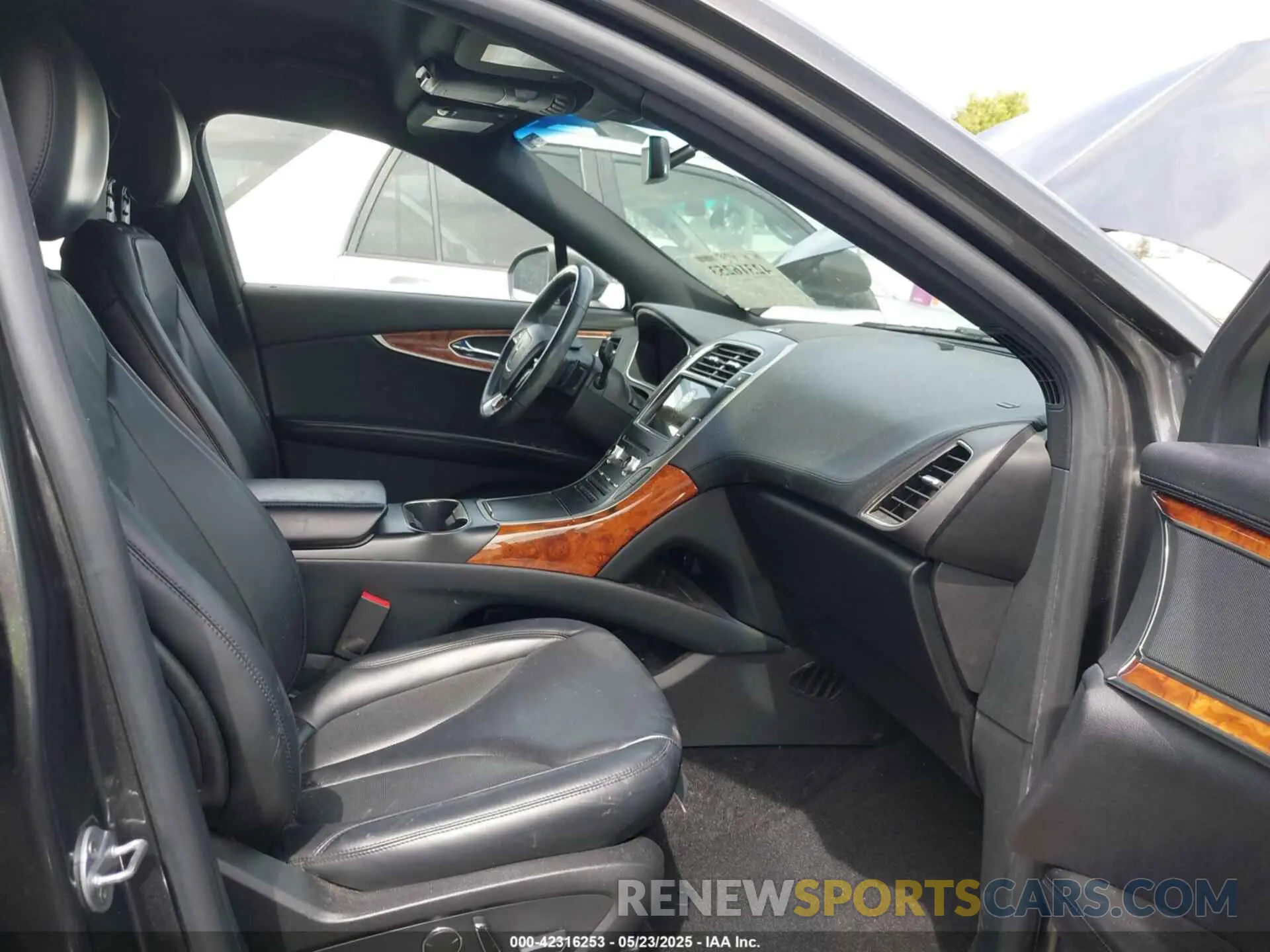 5 Photograph of a damaged car 2LMPJ6K96KBL32682 LINCOLN NAUTILUS 2019