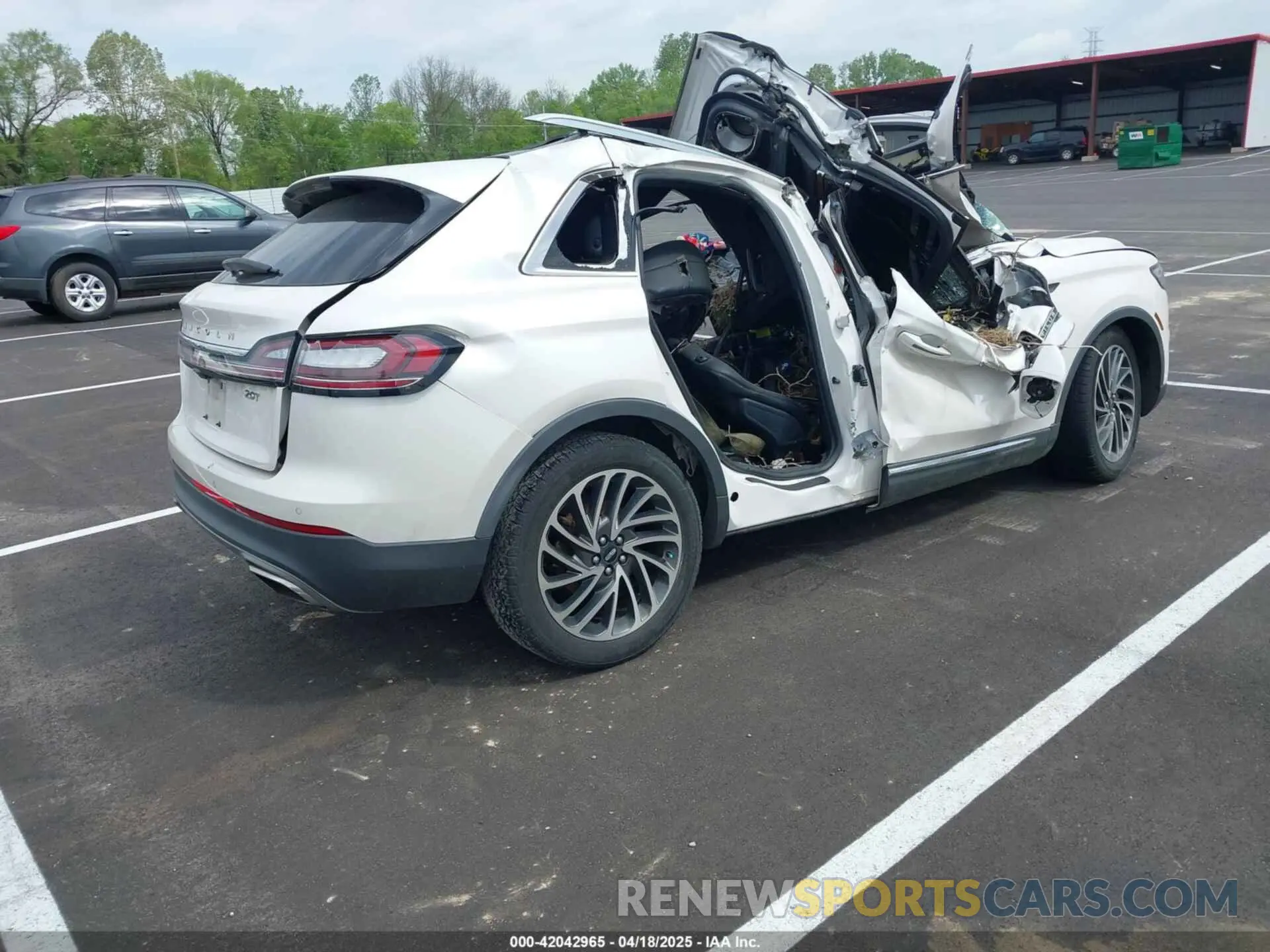 4 Photograph of a damaged car 2LMPJ6L94KBL21159 LINCOLN NAUTILUS 2019