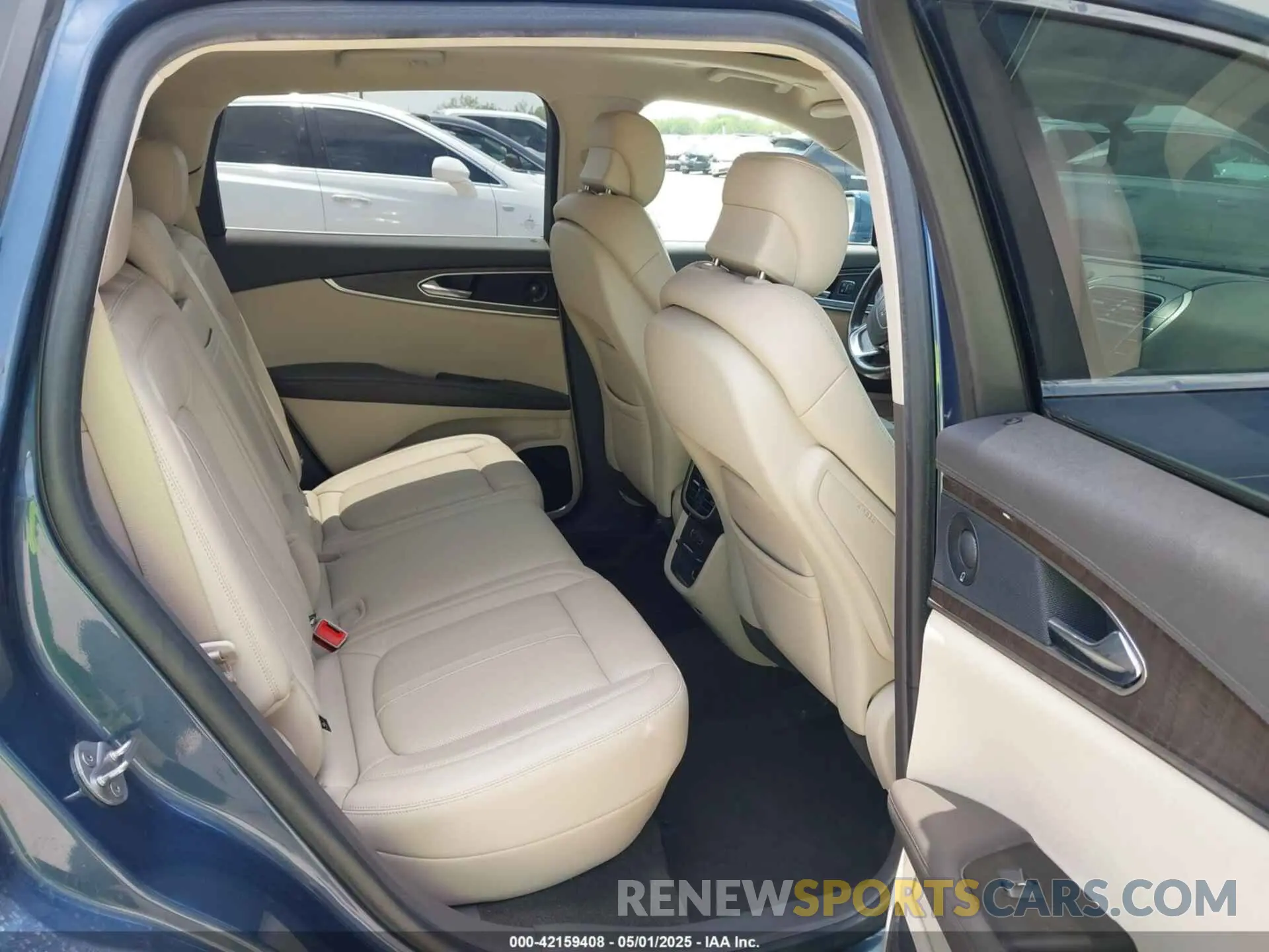 8 Photograph of a damaged car 2LMPJ6L95KBL42845 LINCOLN NAUTILUS 2019