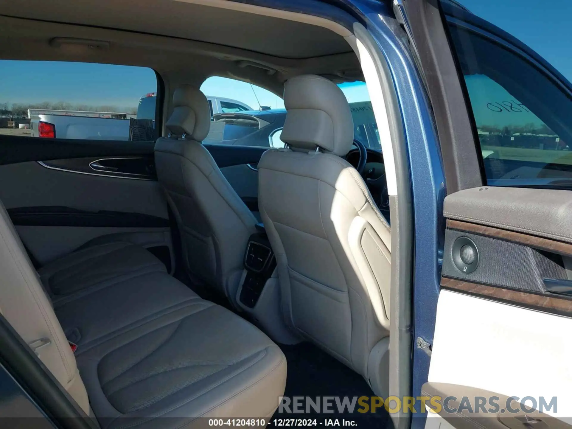 8 Photograph of a damaged car 2LMPJ6LP3KBL51283 LINCOLN NAUTILUS 2019