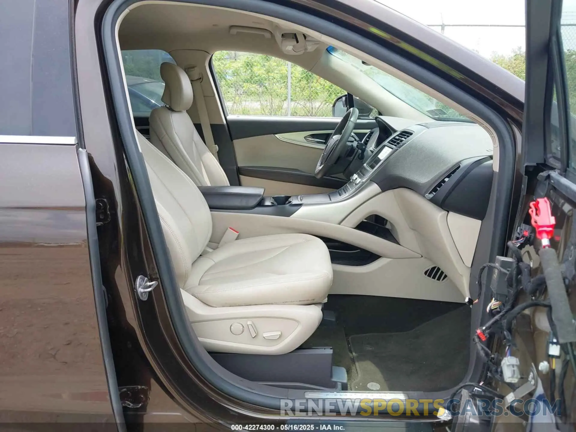 5 Photograph of a damaged car 2LMPJ8J9XKBL58148 LINCOLN NAUTILUS 2019