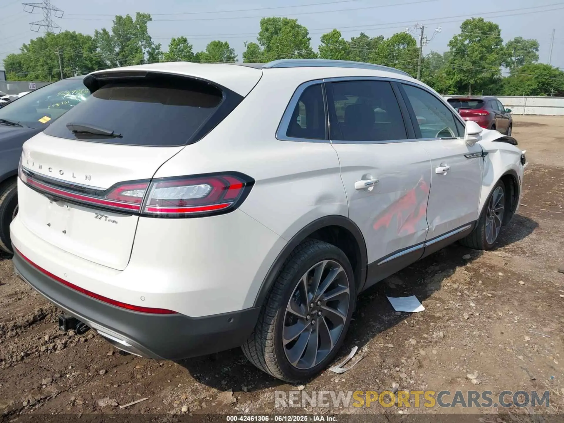 4 Photograph of a damaged car 2LMPJ8LP2KBL18626 LINCOLN NAUTILUS 2019