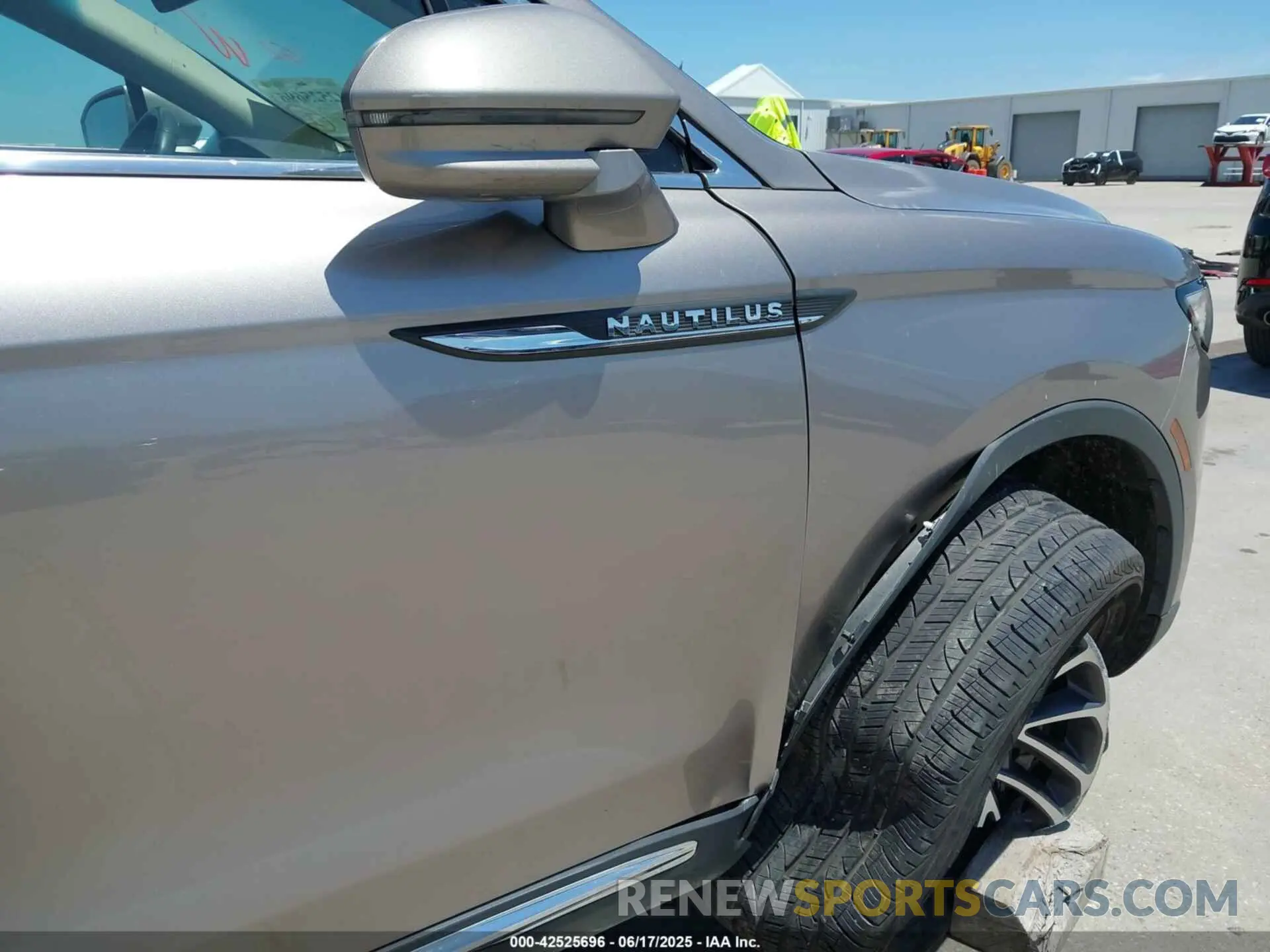 18 Photograph of a damaged car 2LMPJ8LP2KBL19503 LINCOLN NAUTILUS 2019