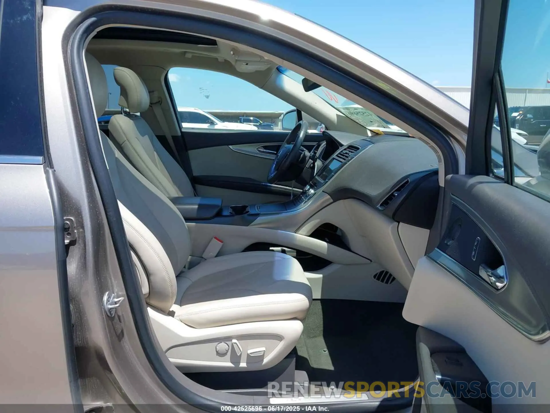 5 Photograph of a damaged car 2LMPJ8LP2KBL19503 LINCOLN NAUTILUS 2019